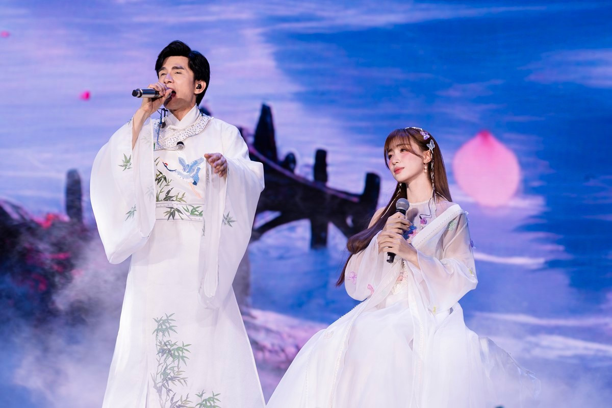 Hòa Minzy và Đan Trường trên sân khấu