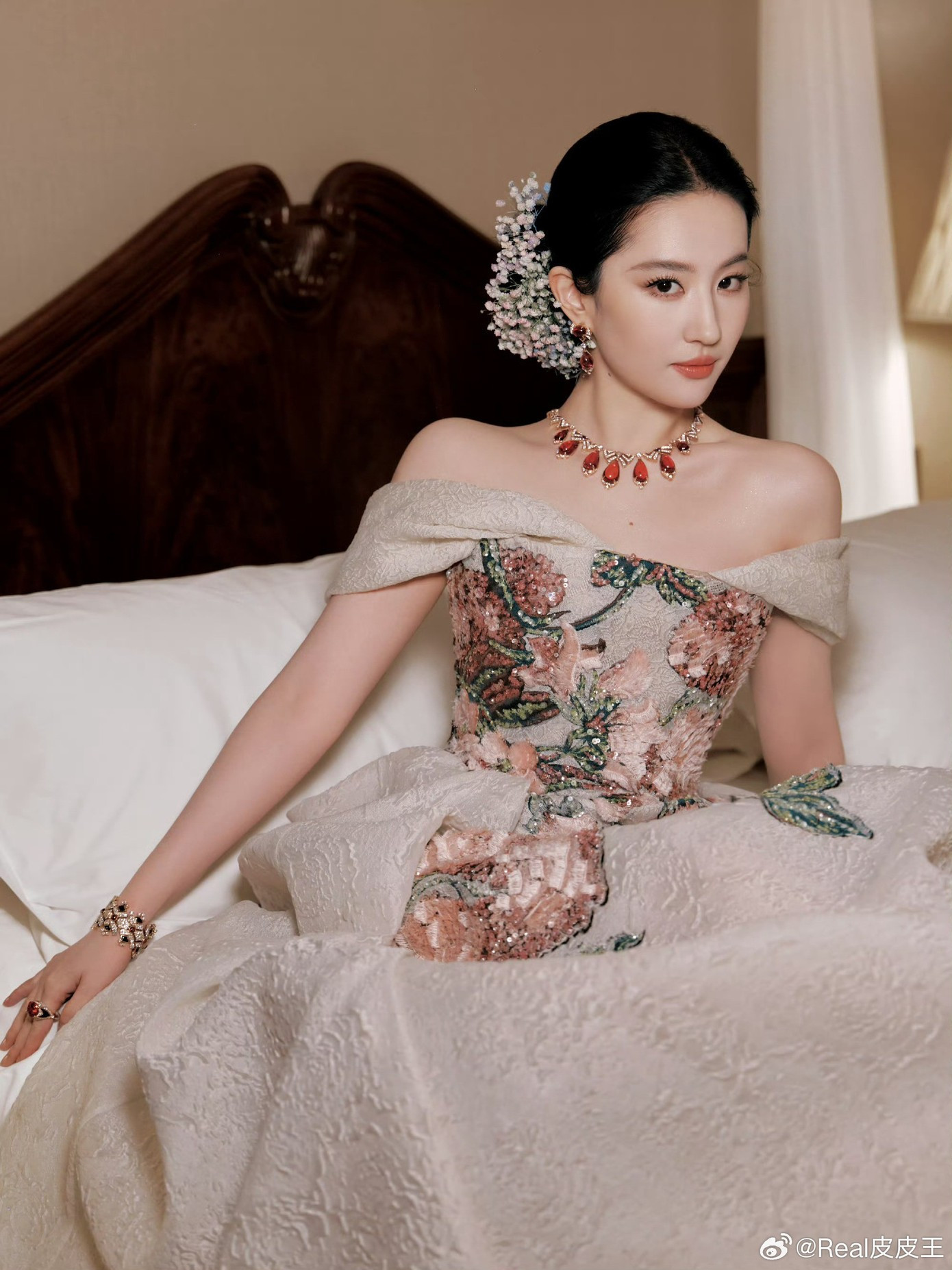 Lưu Diệc Phi thử đồ nhiều lần trước sự kiện