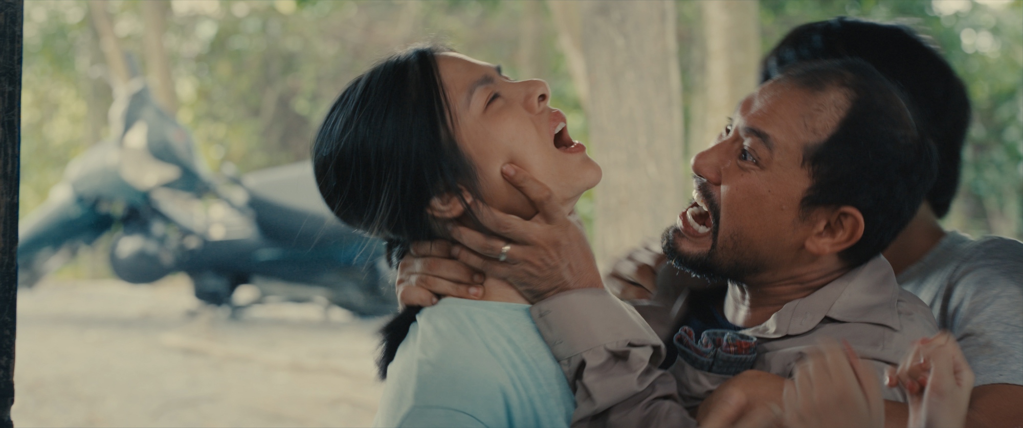 Nhà Ma Xó: Hết hồn vì dở chứ chẳng phải vì ma- Ảnh 3. Cảnh gia đình trong phim Nhà Ma Xó