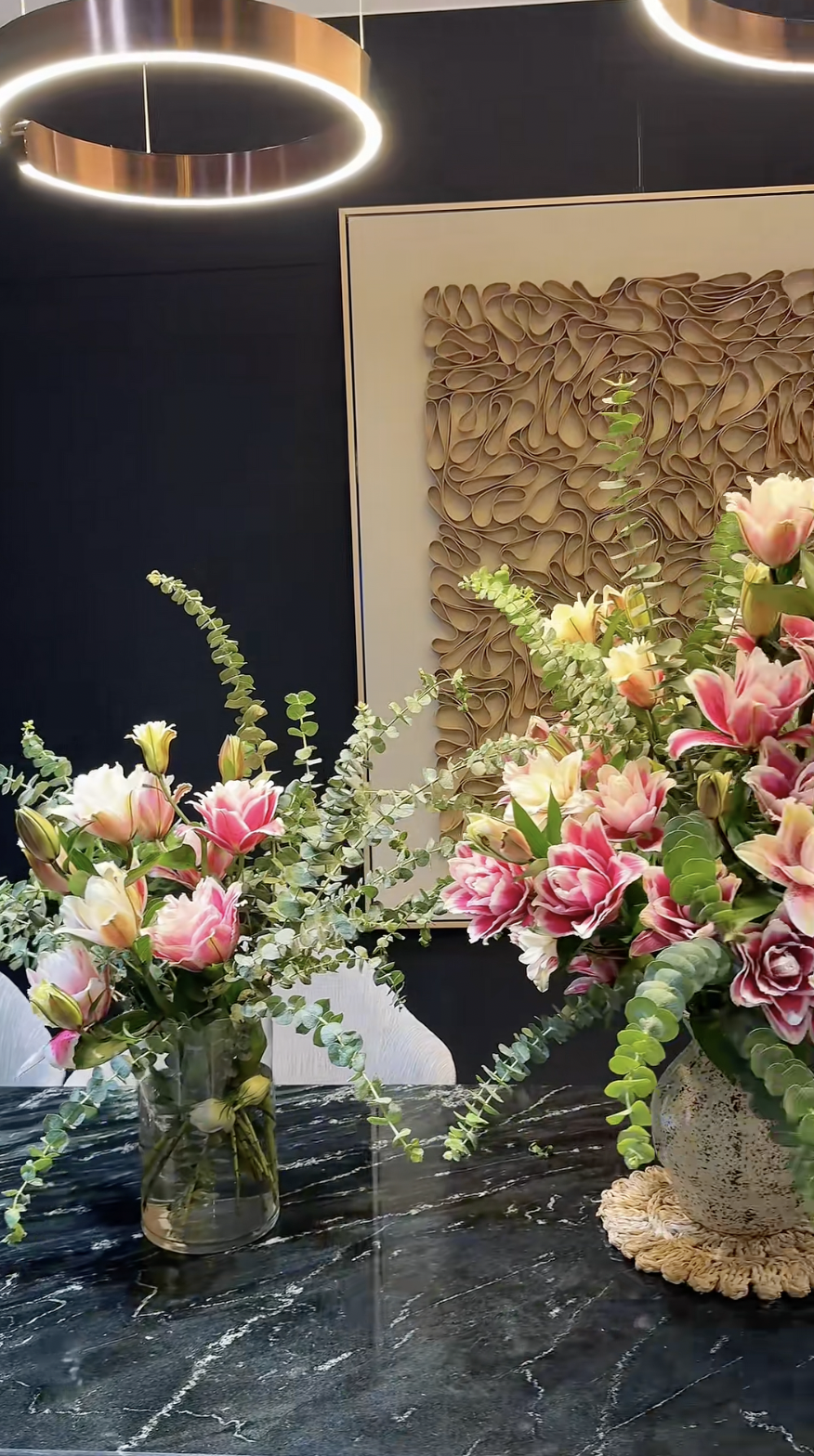 Bàn ăn và đảo bếp rộng rãi dễ dàng bày biện