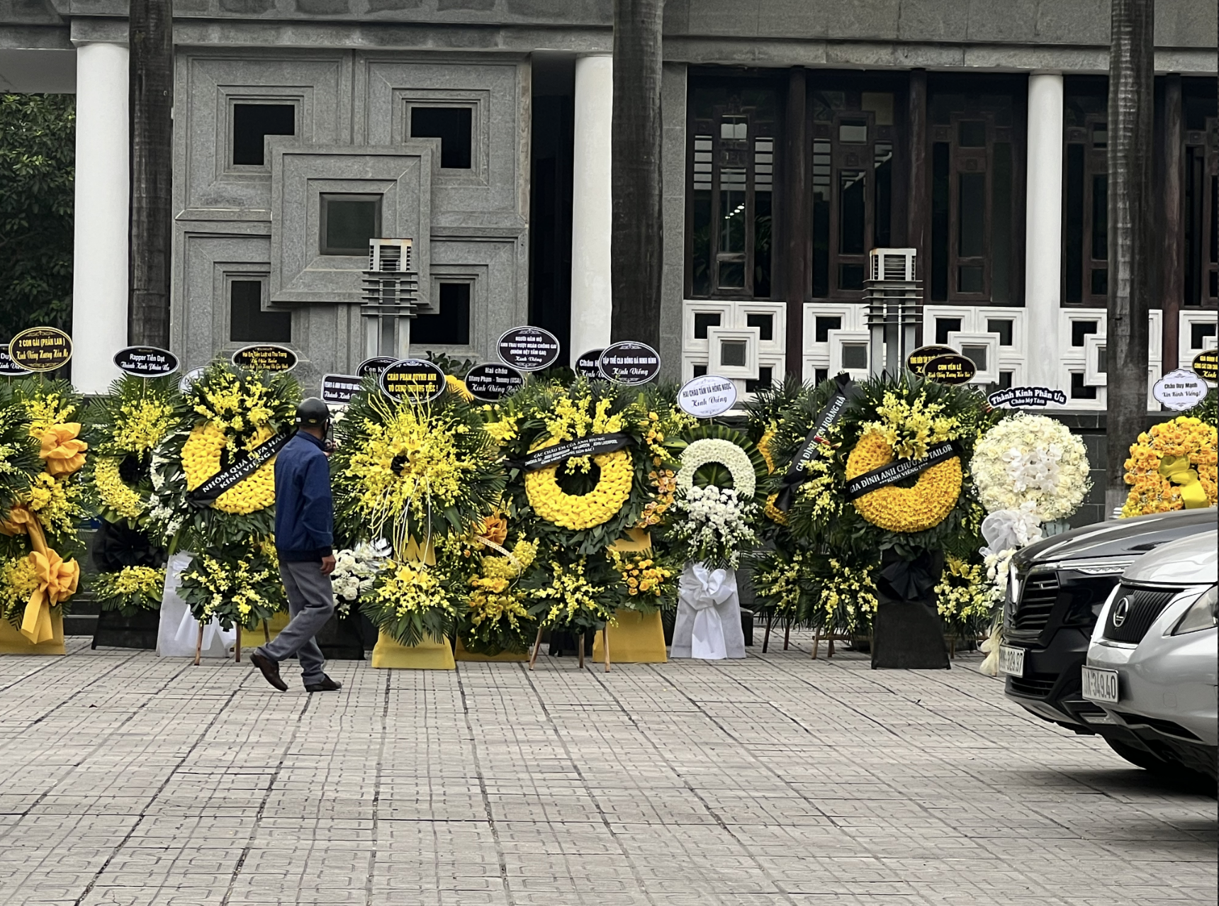 Vòng hoa tại lễ viếng mẹ Tuấn Hưng