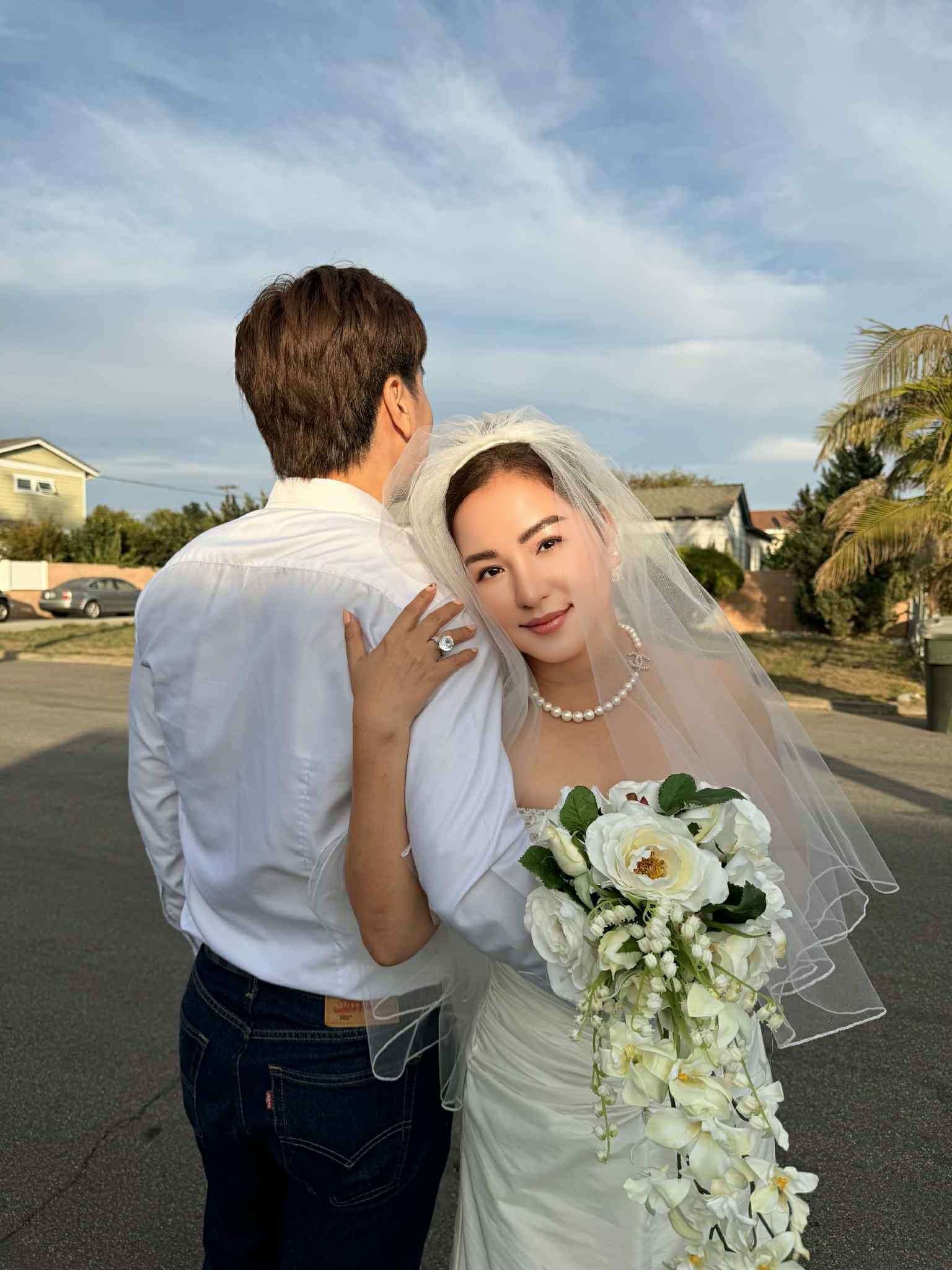 Diễn viên Việt mặc váy cưới với người đàn ông giấu mặt