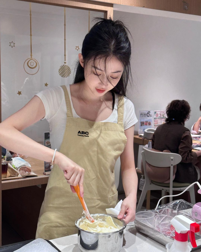 Luna Tuyên Vân đăng ảnh làm bánh, nấu ăn để xây dựng hình ảnh