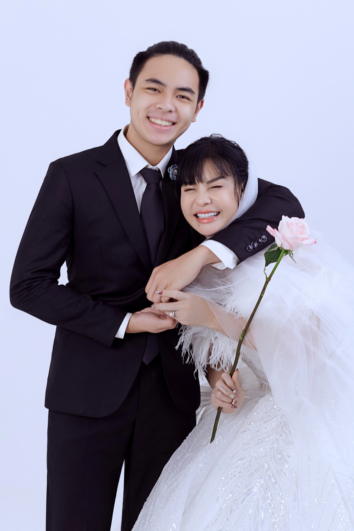 Cát Phượng cùng con trai