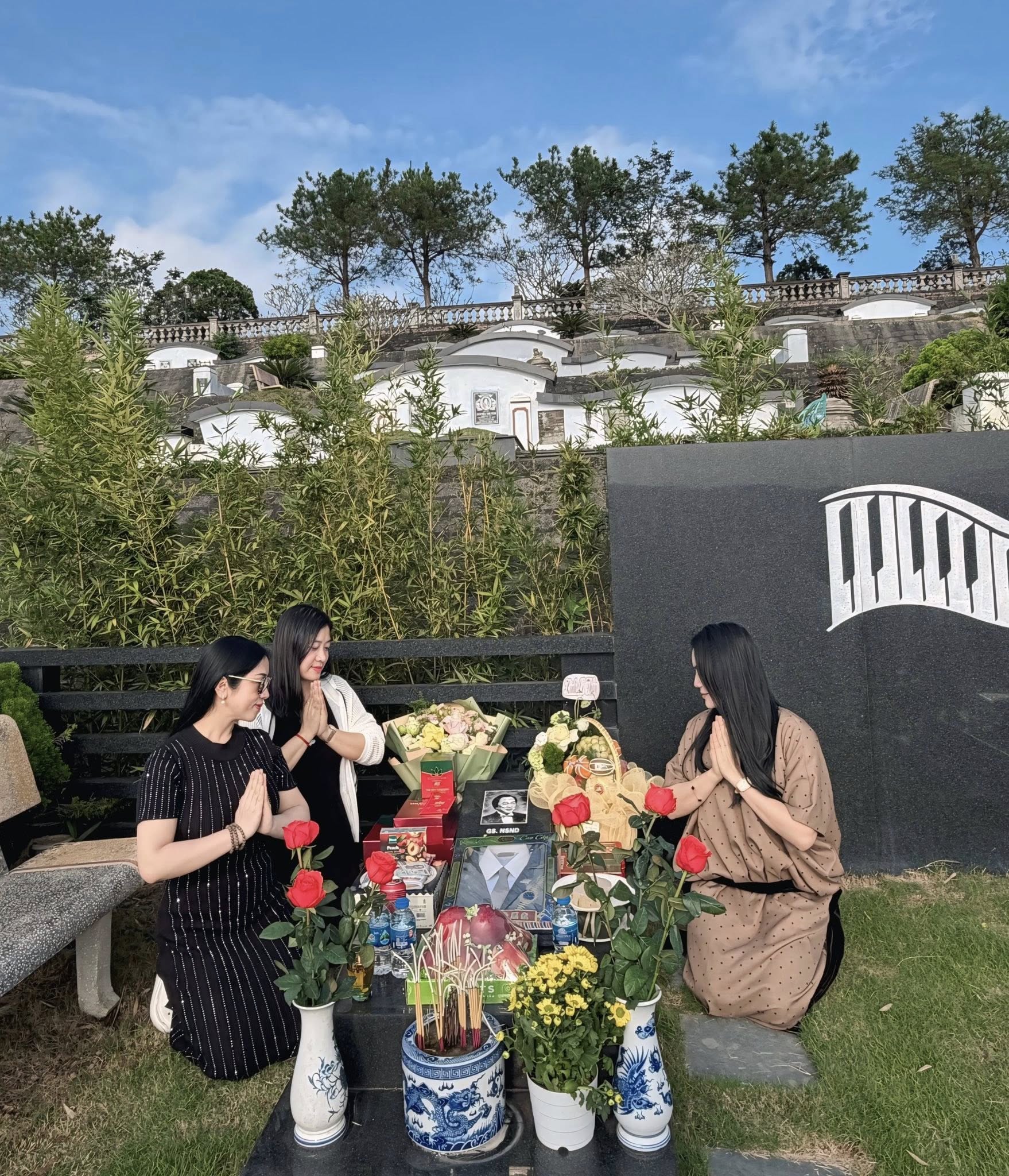 Nghệ sĩ viếng mộ GS.NSND Trung Kiên