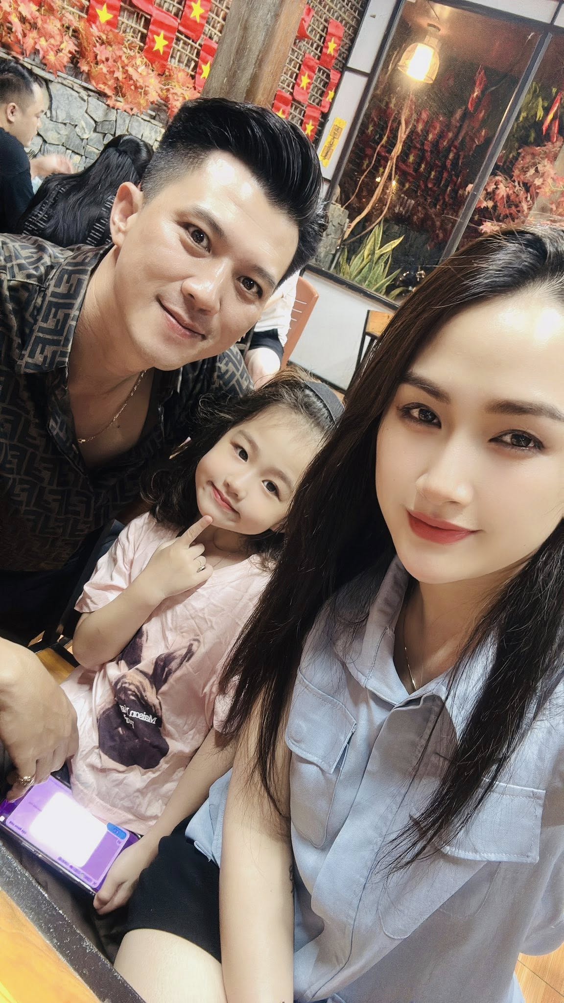 Hà Việt Dũng hạnh phúc bên vợ con Gia đình hạnh phúc của Hà Việt Dũng