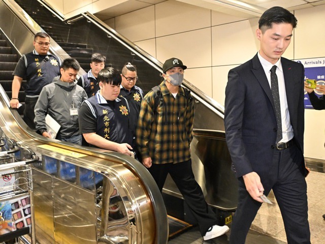 Cảnh sát thẩm vấn Tạ Khôn Đạt