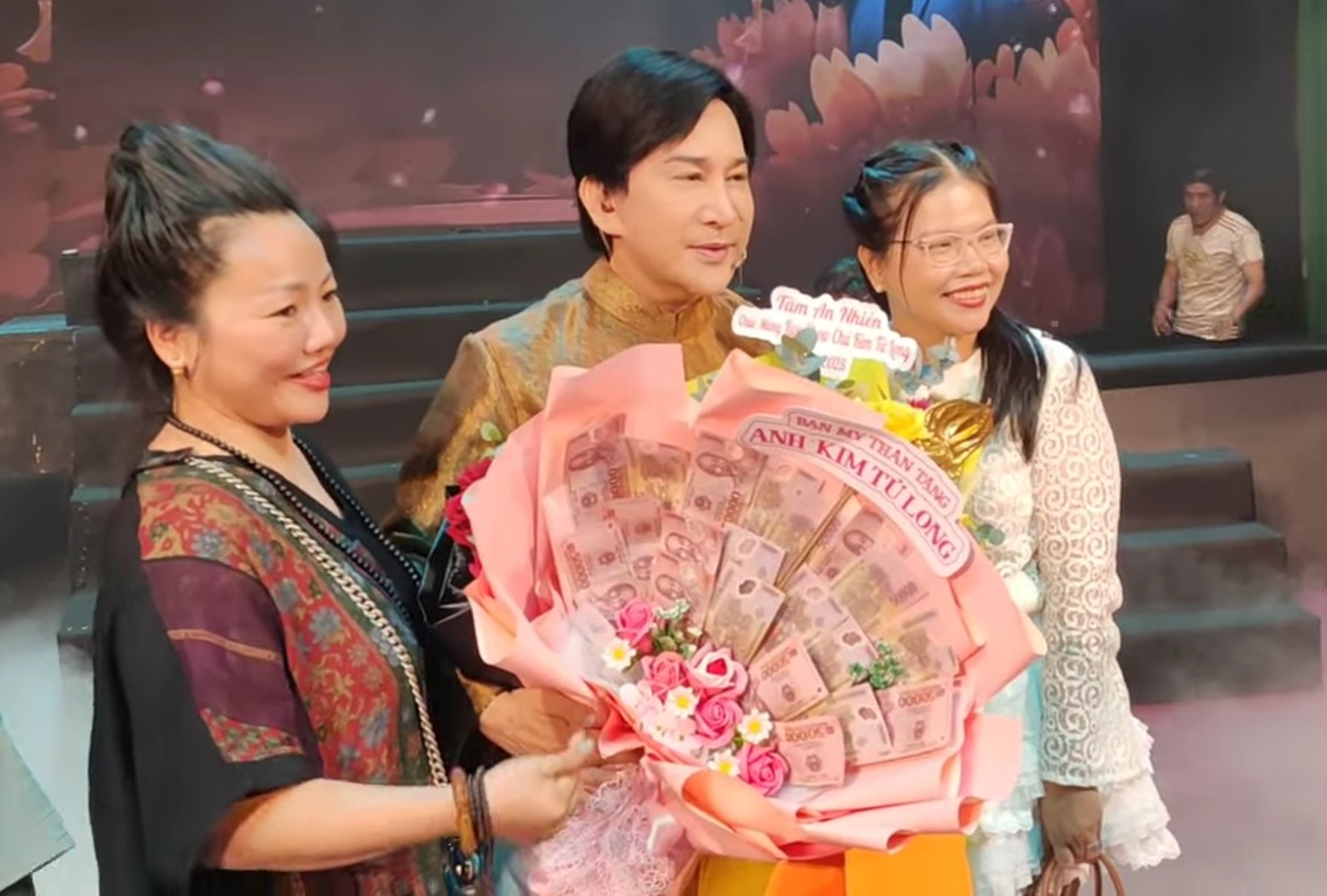 Nghệ sĩ Kim Tử Long nhận quà từ khán giả
