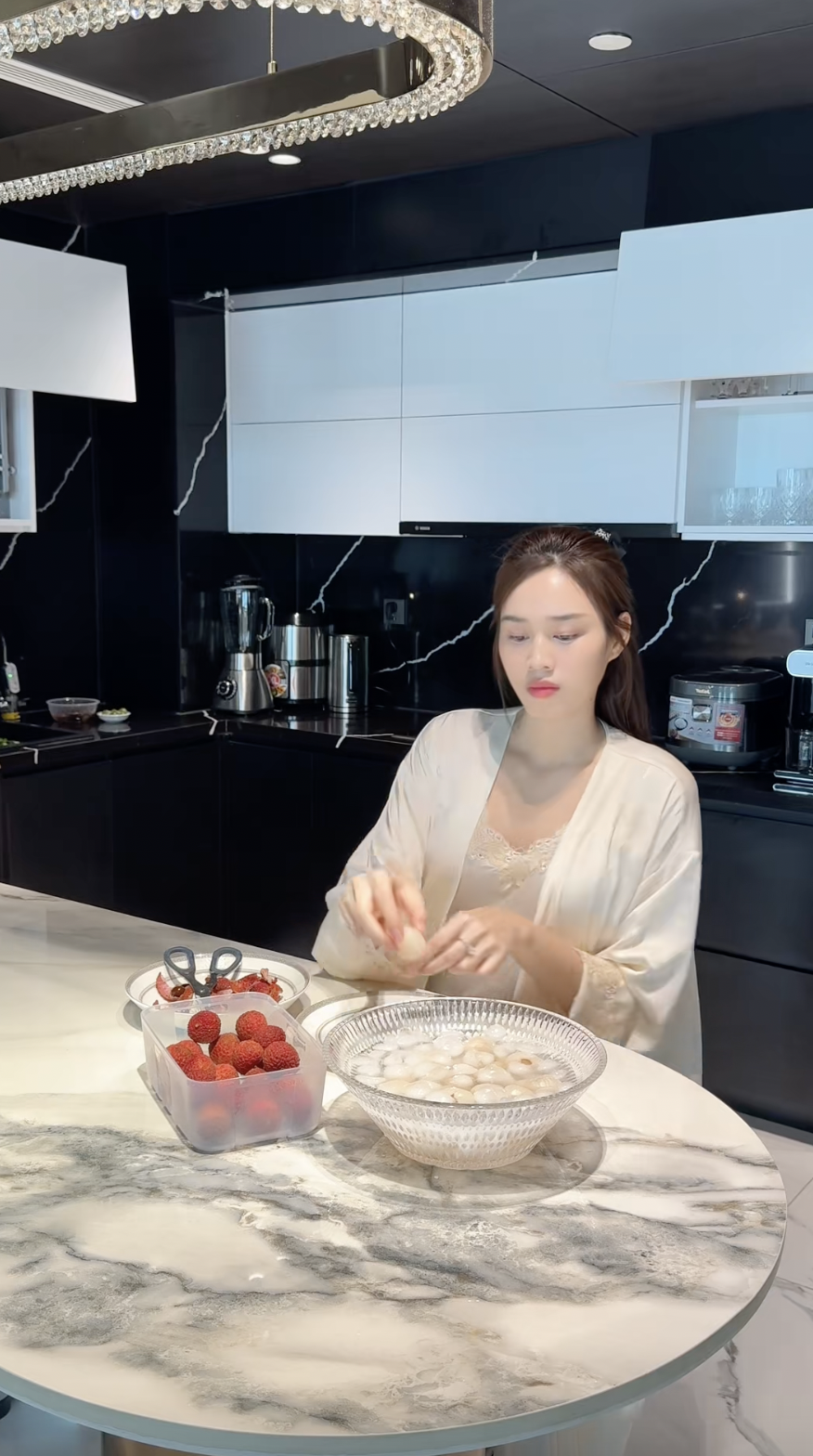 Mặt bếp đá đen vân trắng quen thuộc