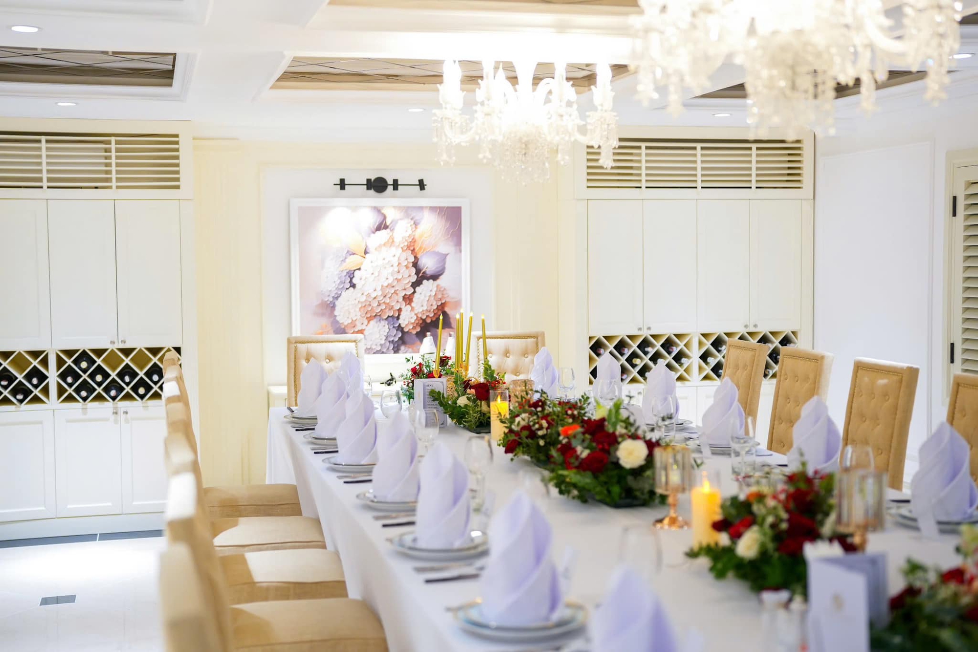 Bàn ăn dài trong biệt thự