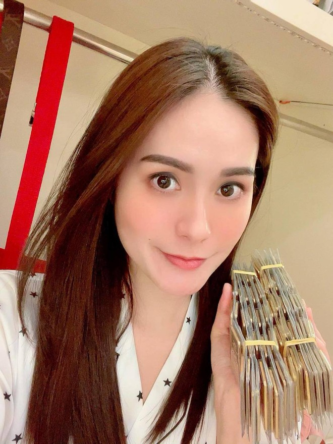 Đoàn Di Băng mua 100 cây vàng vào ngày vía Thần Tài năm 2021