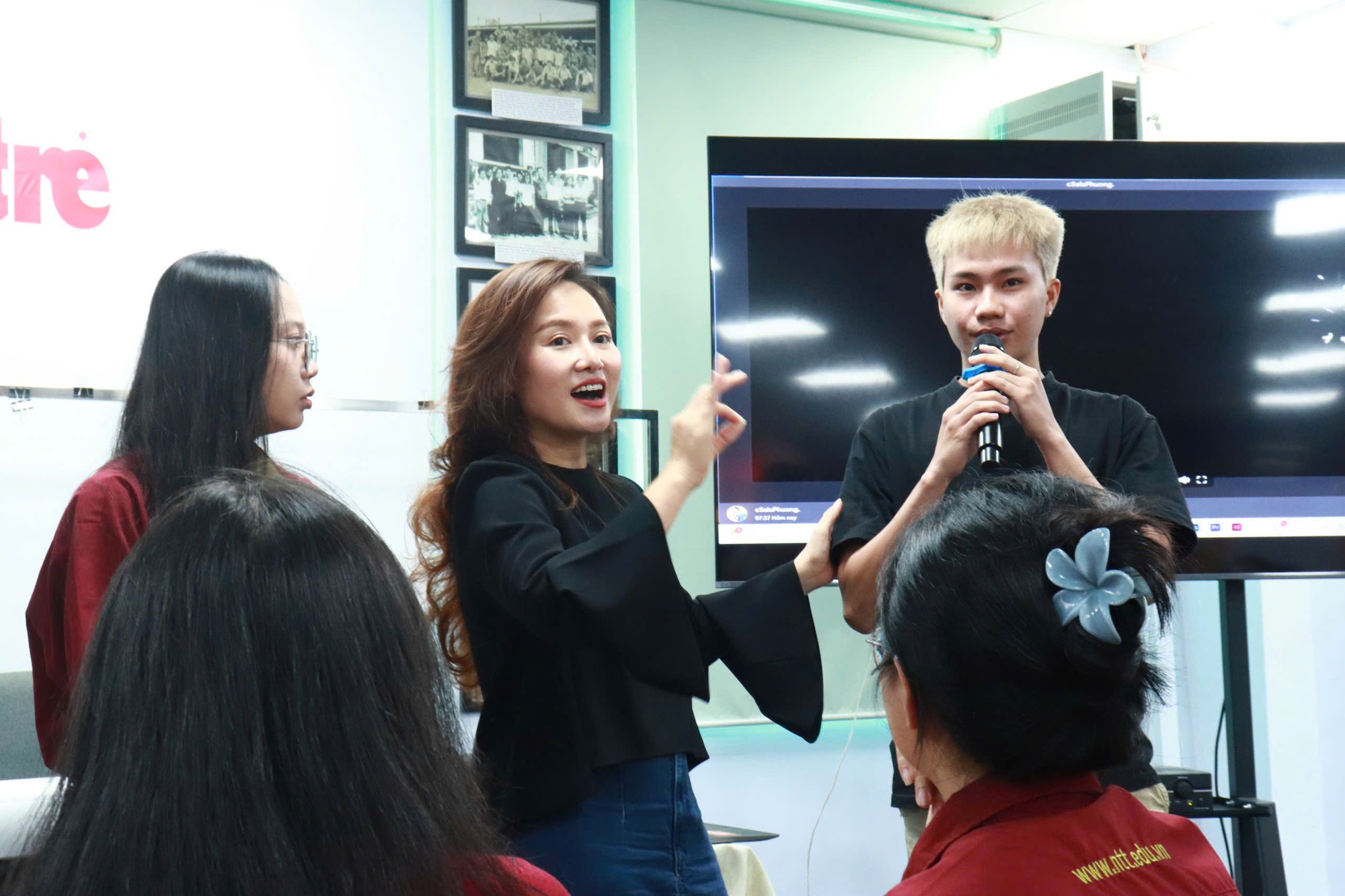Nữ ca sĩ chia sẻ nhiều kinh nghiệm với sinh viên