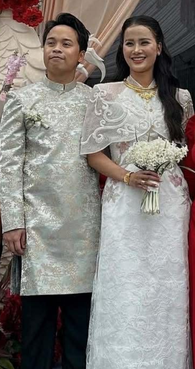 Chú rể doanh nhân lộ rõ mặt trong lễ ăn hỏi