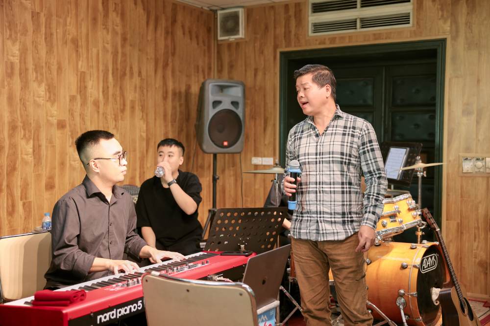 Ca sĩ Đăng Dương tập luyện