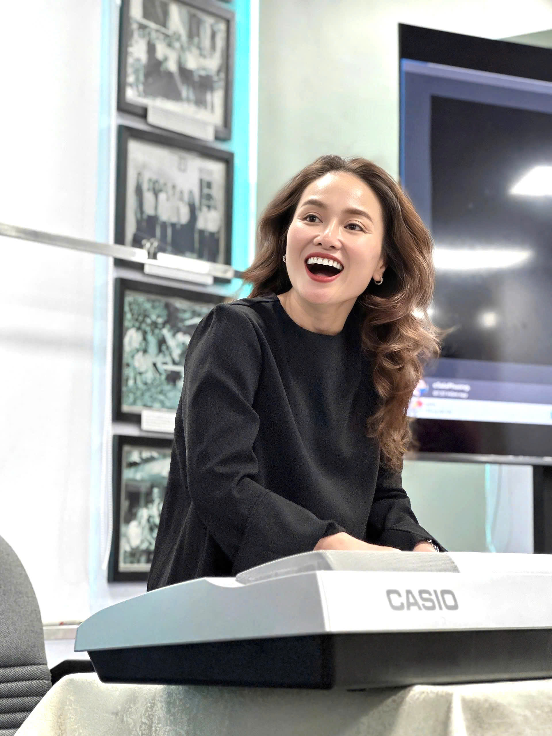 Ca sĩ Thu Phượng giao lưu 4 tiếng với sinh viên đại học: 'Ước gì thời gian có thể dài hơn nữa'- Ảnh 4.