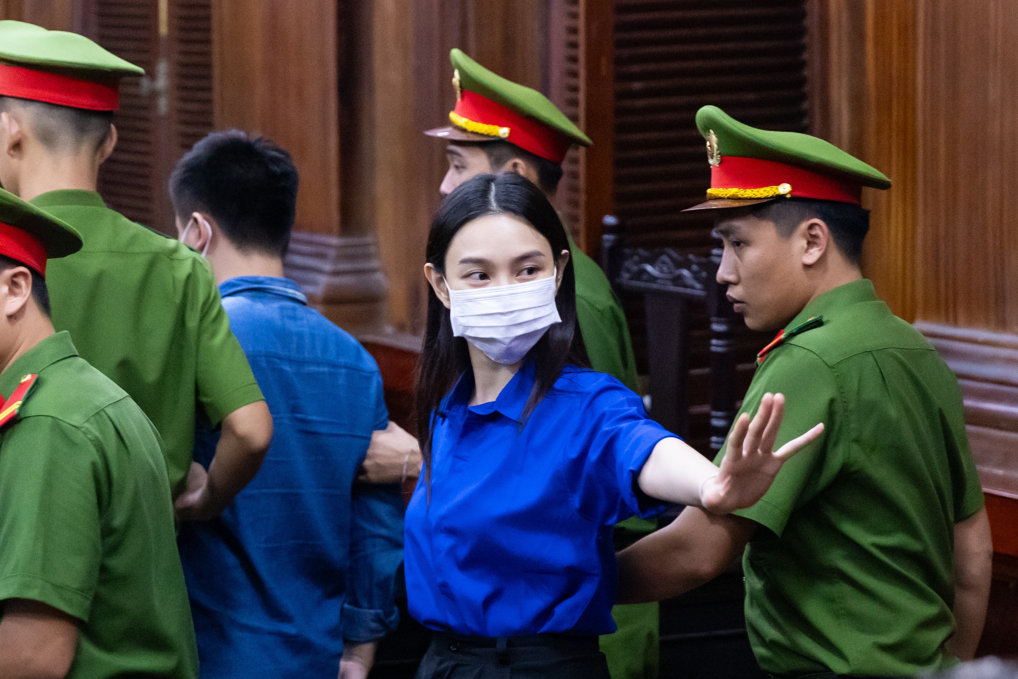 Thuỳ Tiên ôm Hằng Du Mục sau khi nghe tuyên án Thuỳ Tiên ôm Hằng Du Mục