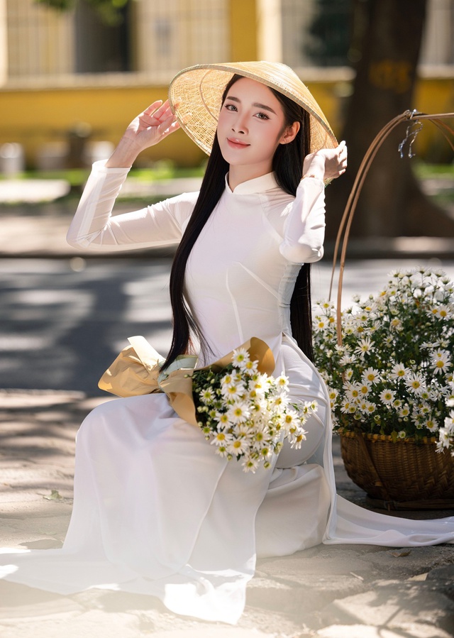 Đinh Hoài An bên hoa cúc họa mi