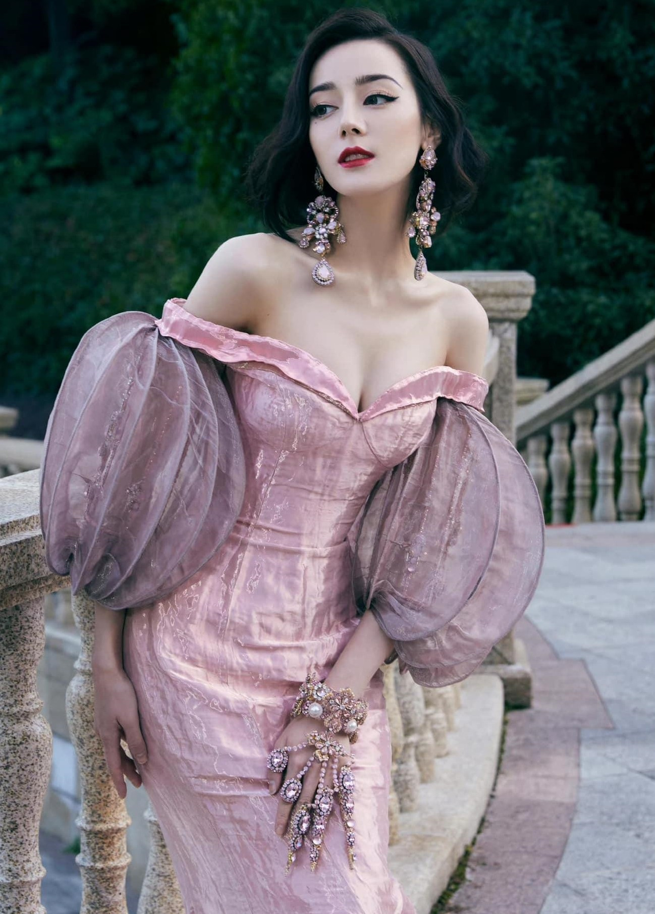 Tạo hình ấn tượng của Địch Lệ Nhiệt Ba