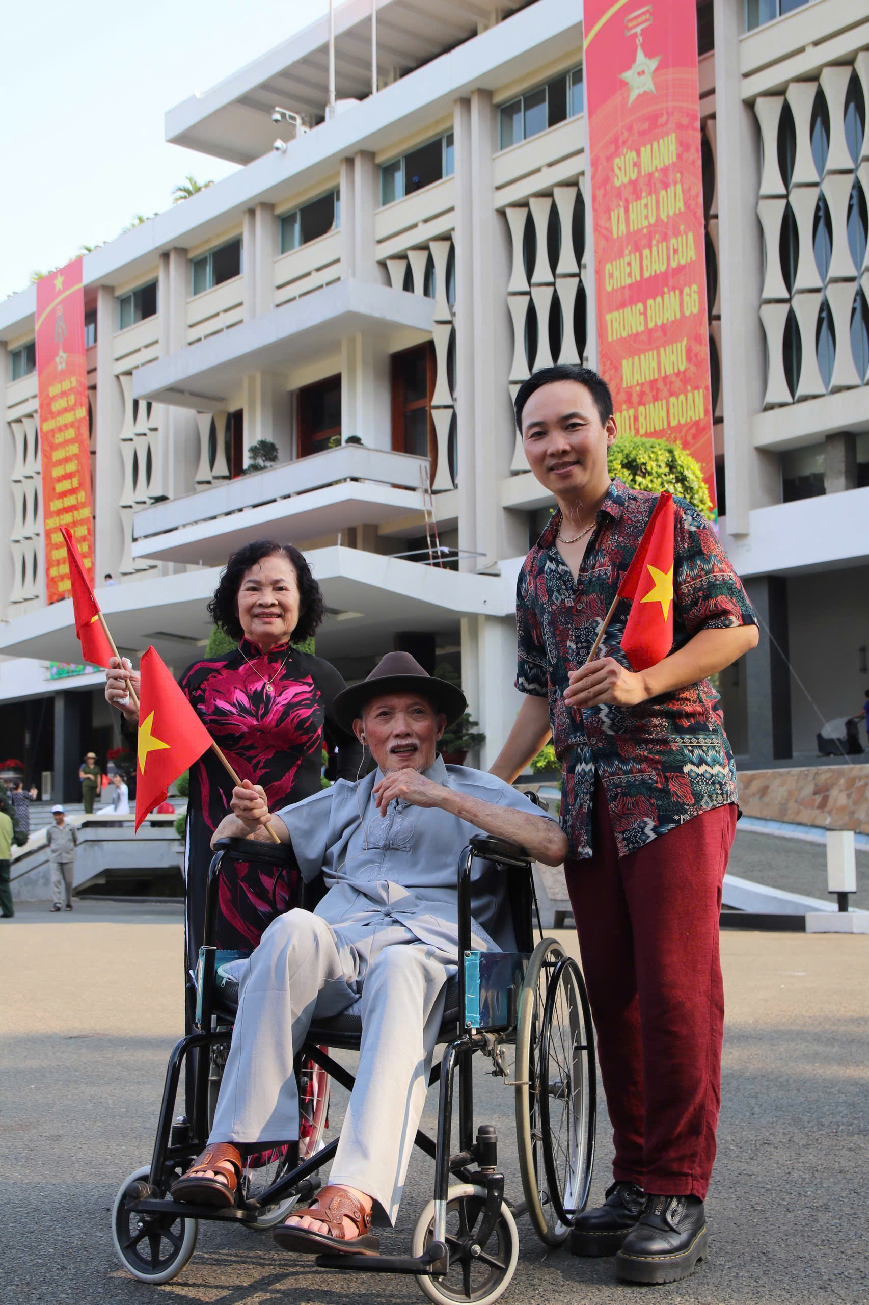 Đạo diễn Vạn Nguyện và bố mẹ