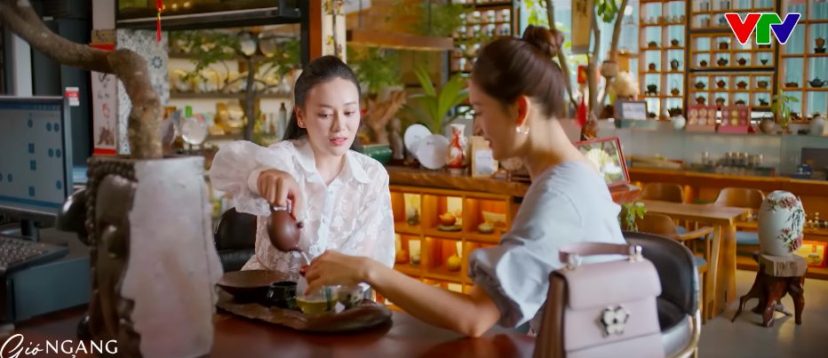 Mỹ Anh mời Linh ăn cơm cùng gia đình