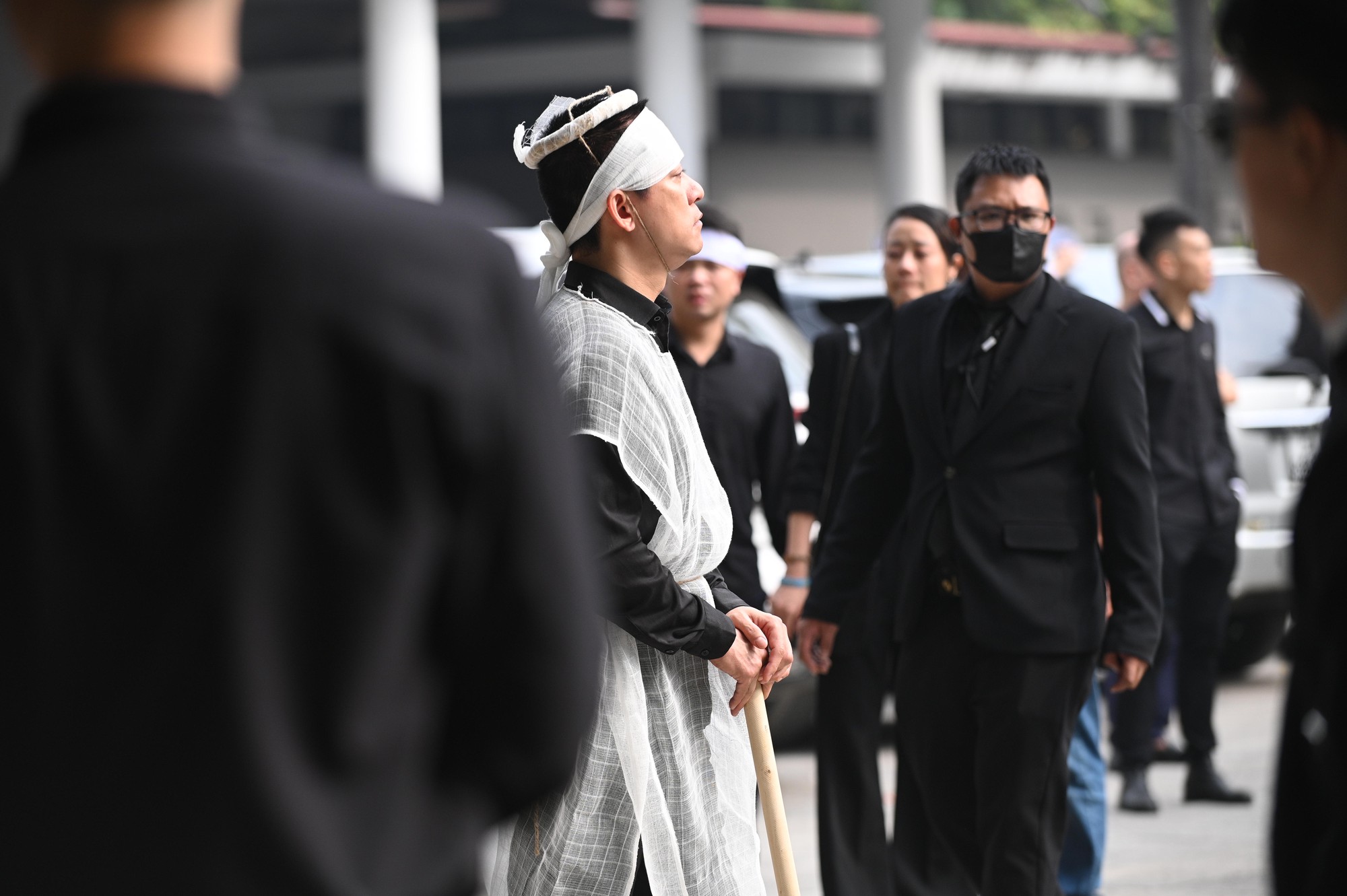 Tuấn Hưng nhìn linh cữu mẹ