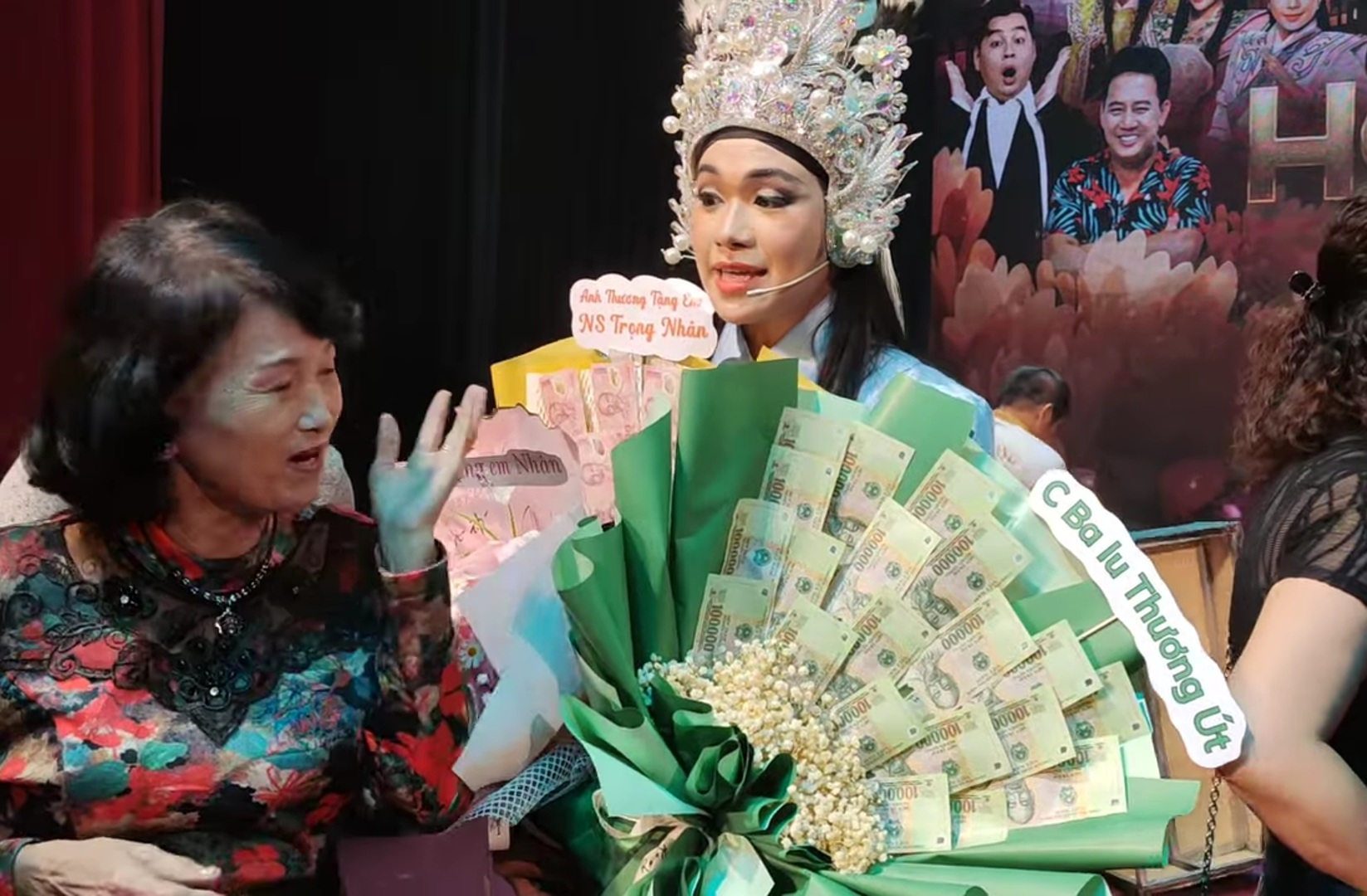 Trọng Nhân trình diễn trong đêm nhạc Hoa Đăng