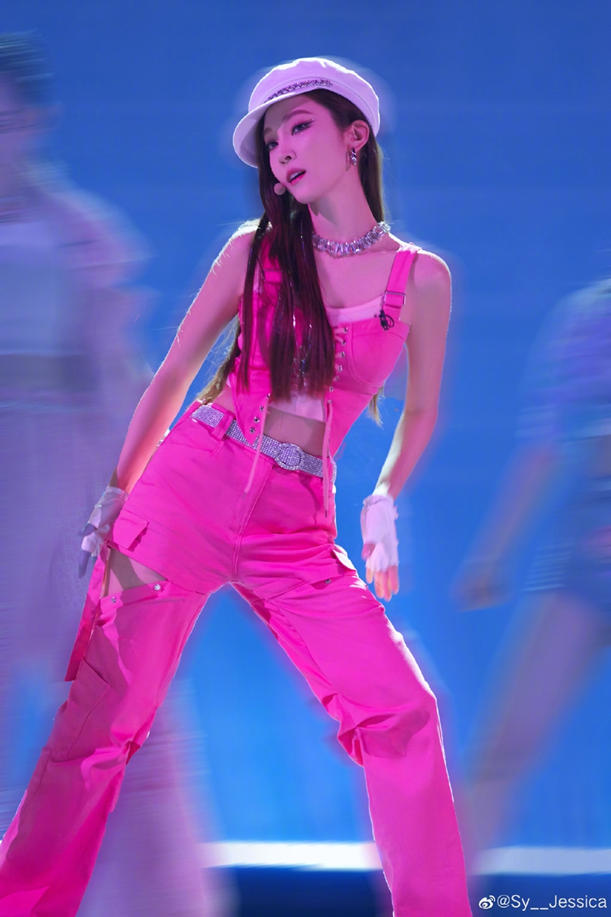 Jessica tại show Tỷ Tỷ Đạp Gió Rẽ Sóng