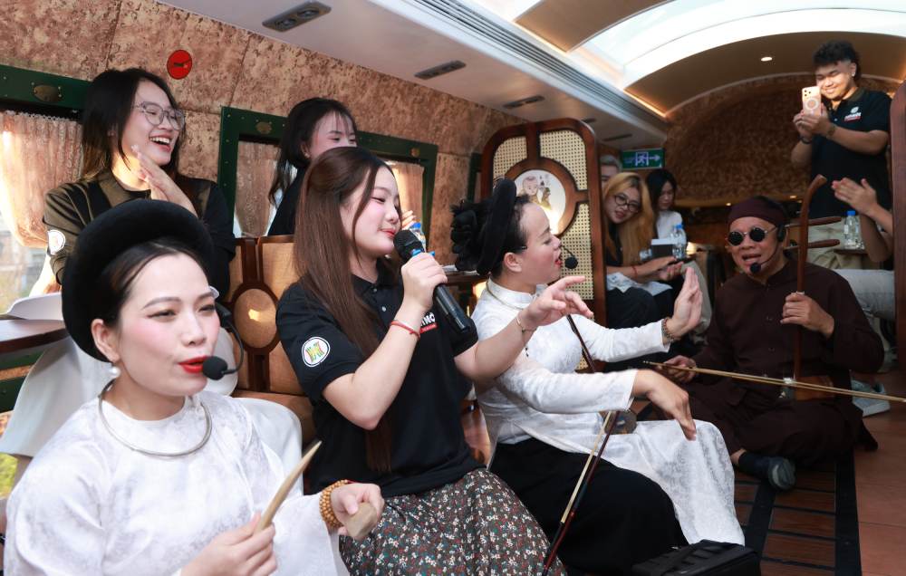 Thí sinh Tiếng hát Hà Nội giao lưu cùng nghệ sĩ hát xẩm