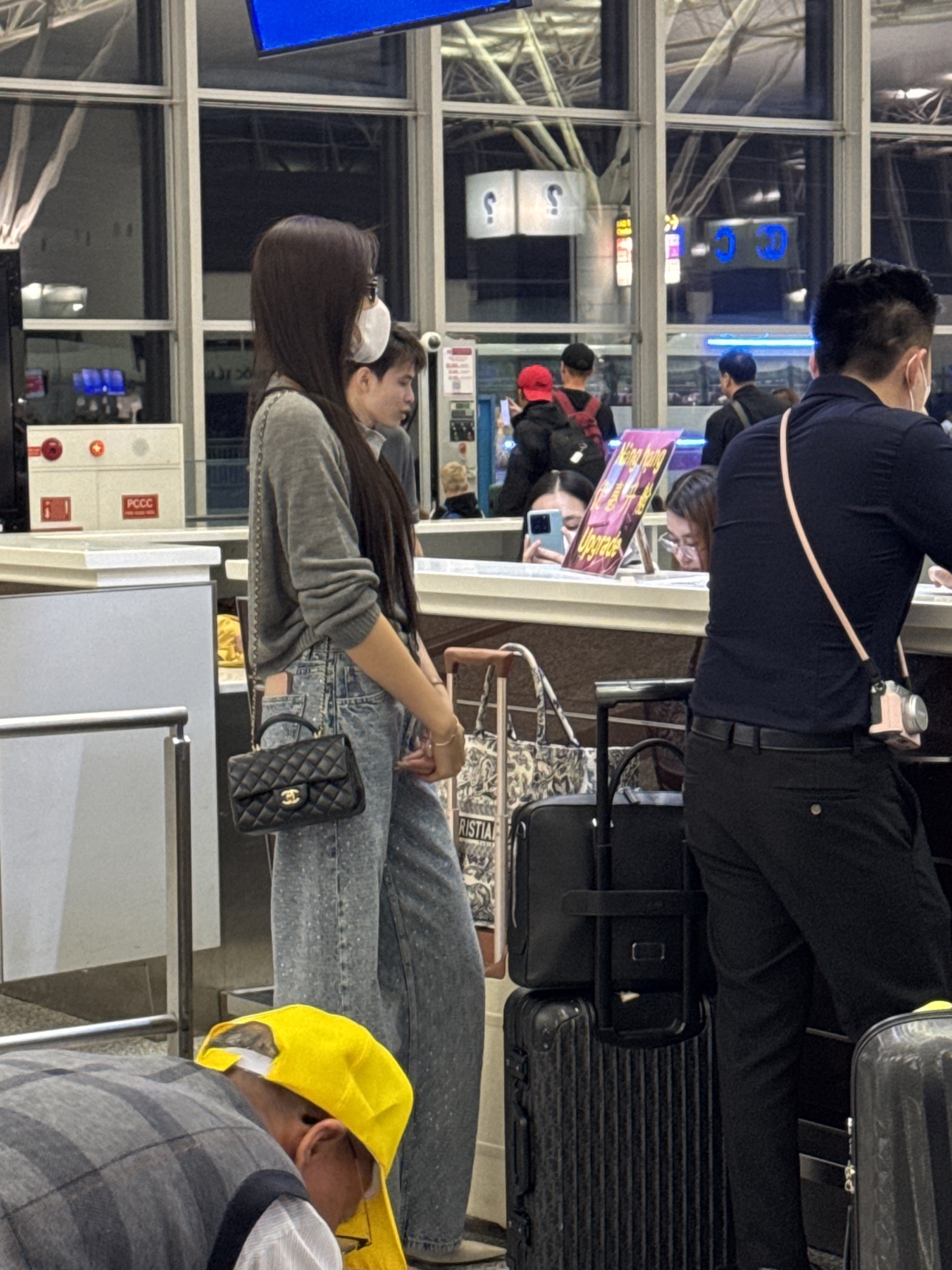 Đỗ Hà và Viết Vương tại sân bay