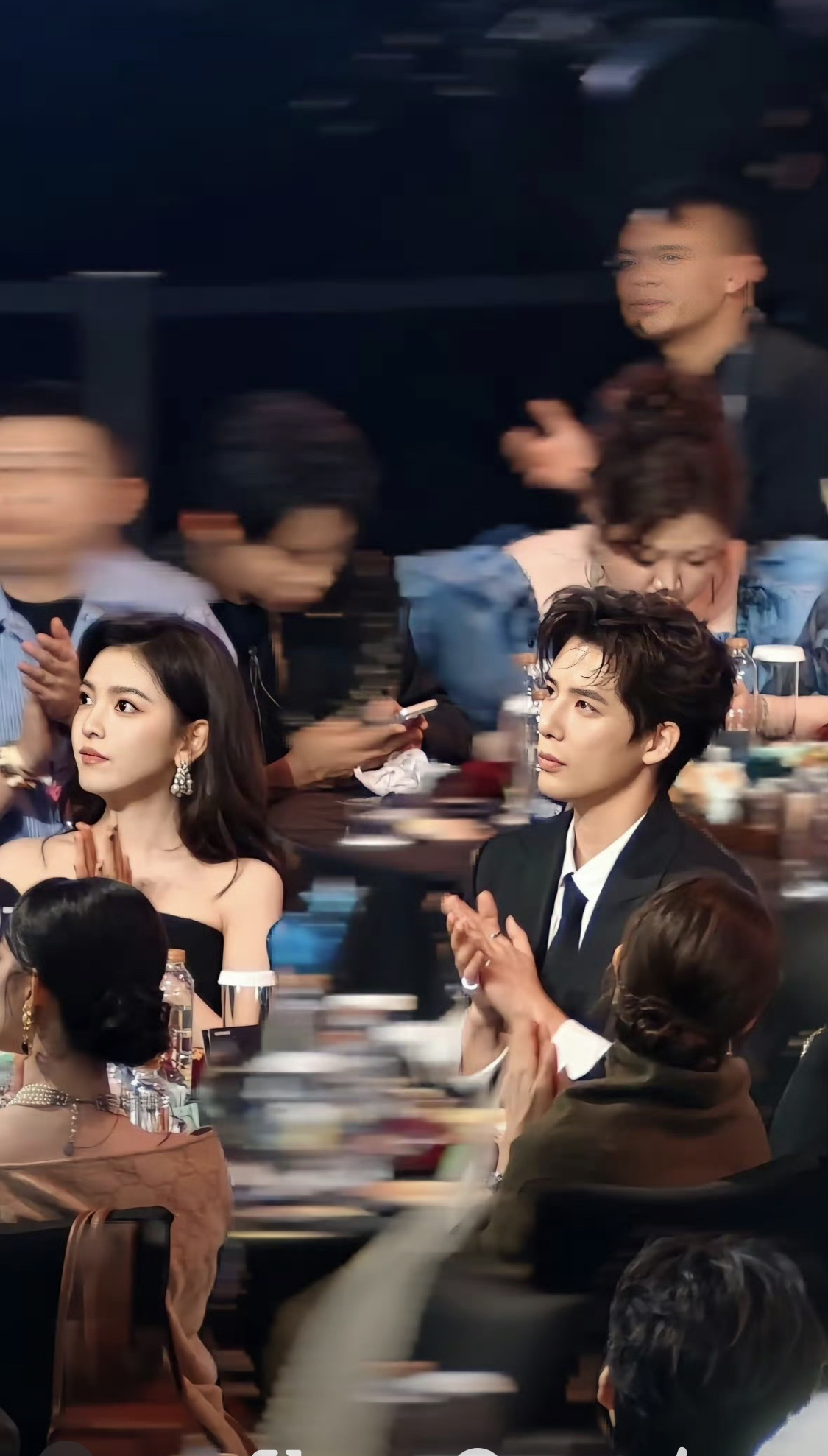 Vương An Vũ và Chương Nhược Nam tại sự kiện Cặp đôi ngồi cạnh nhau tại sự kiện