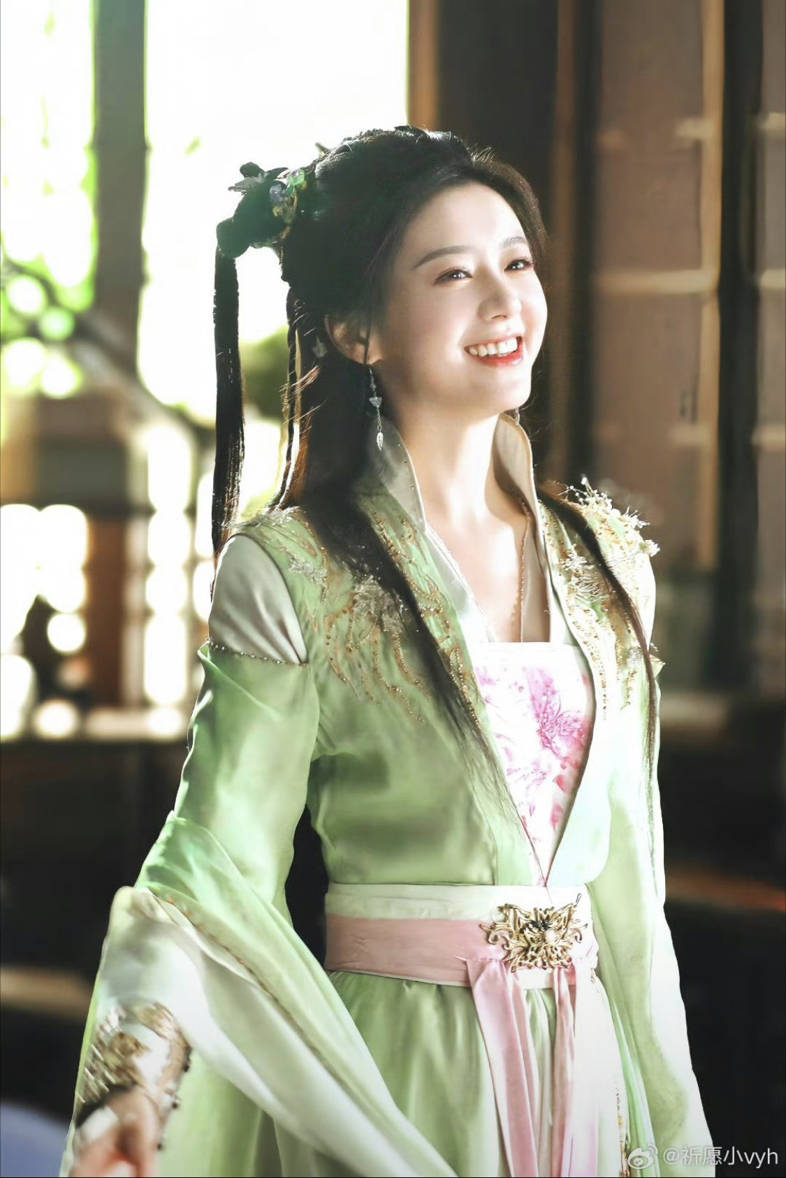 Tạo hình lộng lẫy với bộ lễ phục tím đậm Bao Thượng Ân diện trang phục cầu kỳ cổ trang