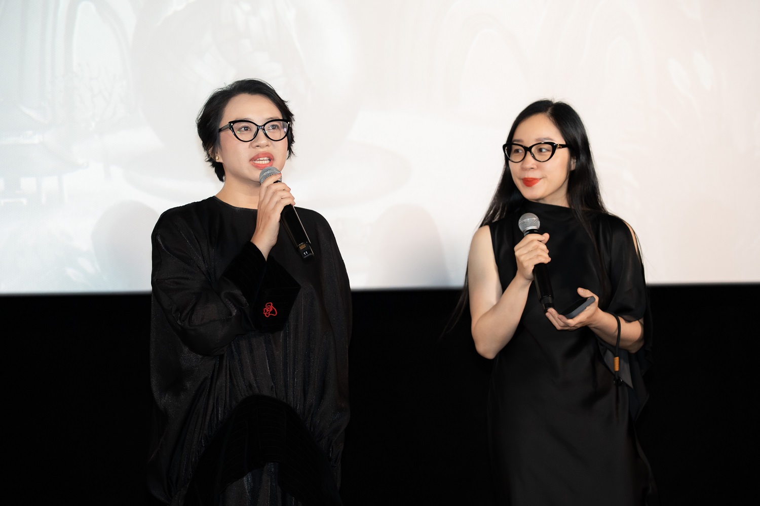 Đạo diễn Lan Nguyên Chân dung đạo diễn Lan Nguyên