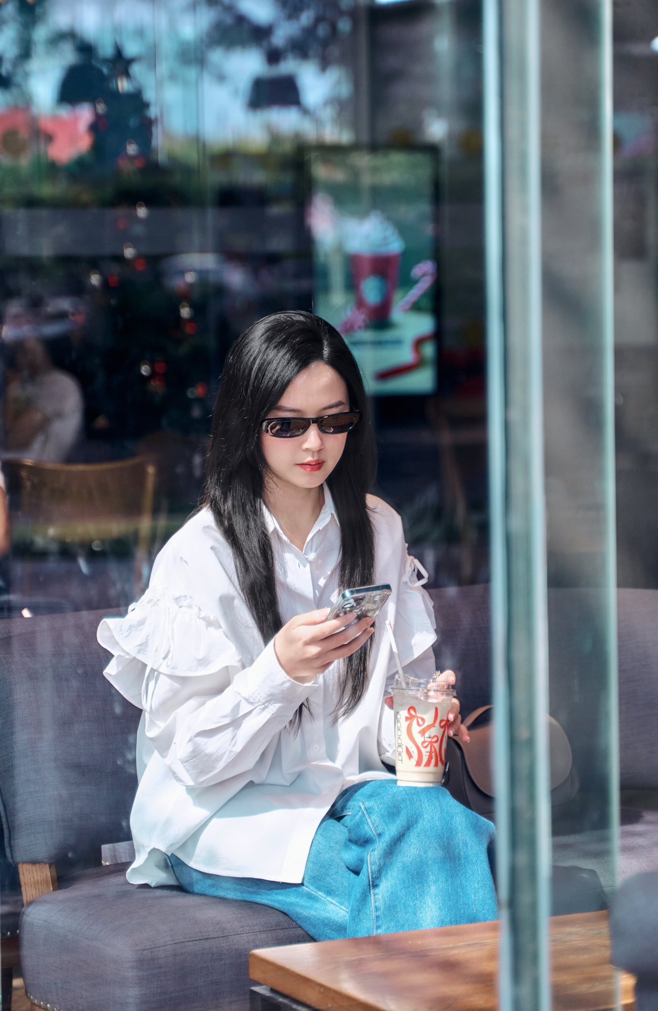 Midu có tin vui?- Ảnh 1. Midu diện áo sơ mi rộng đi dạo phố