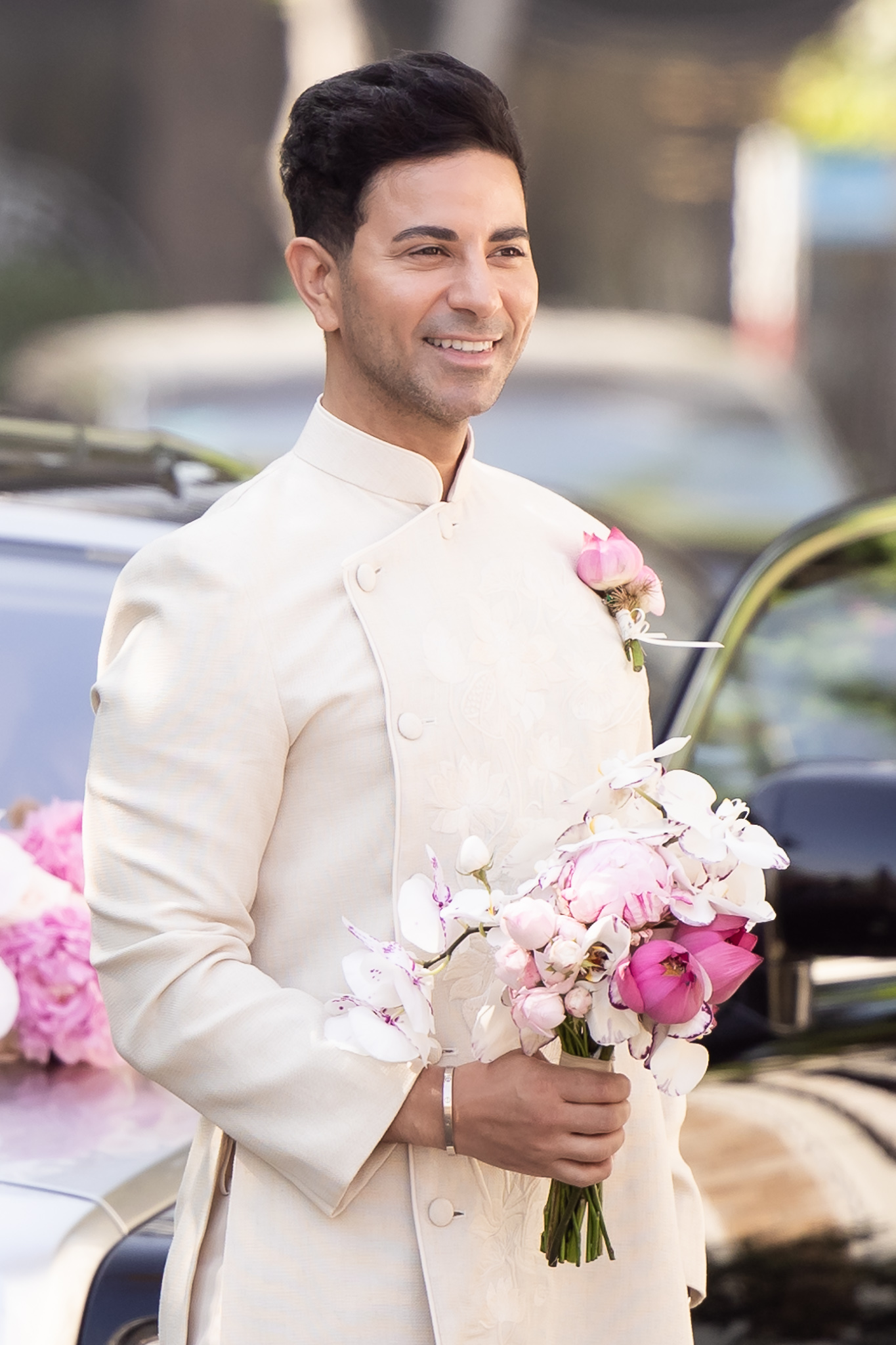 Điều Tiên Nguyễn cài cắm trong 2 bó hoa cưới đắt đỏ- Ảnh 1. Bó hoa cưới ngày gia tiên với lan hồ điệp, hoa sen, mẫu đơn