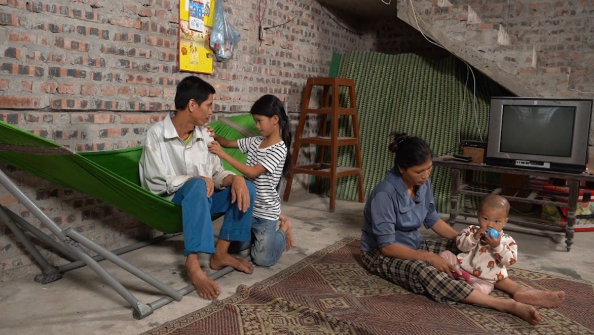 Bé gái lớp 5 nỗ lực vượt khó