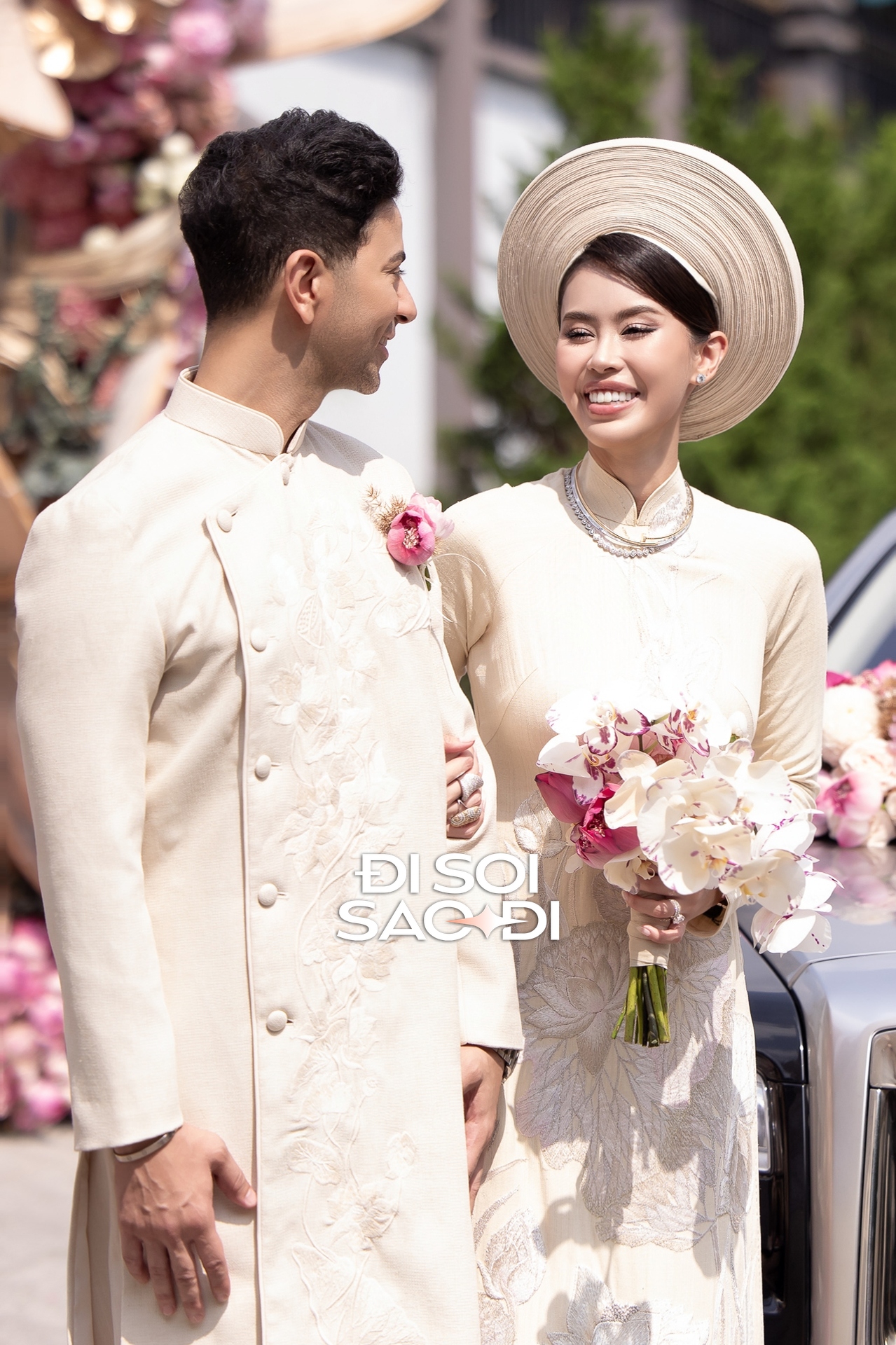 Điều Tiên Nguyễn cài cắm trong 2 bó hoa cưới đắt đỏ- Ảnh 2. Bó hoa cưới hợp phong cách áo dài Tiên Nguyễn