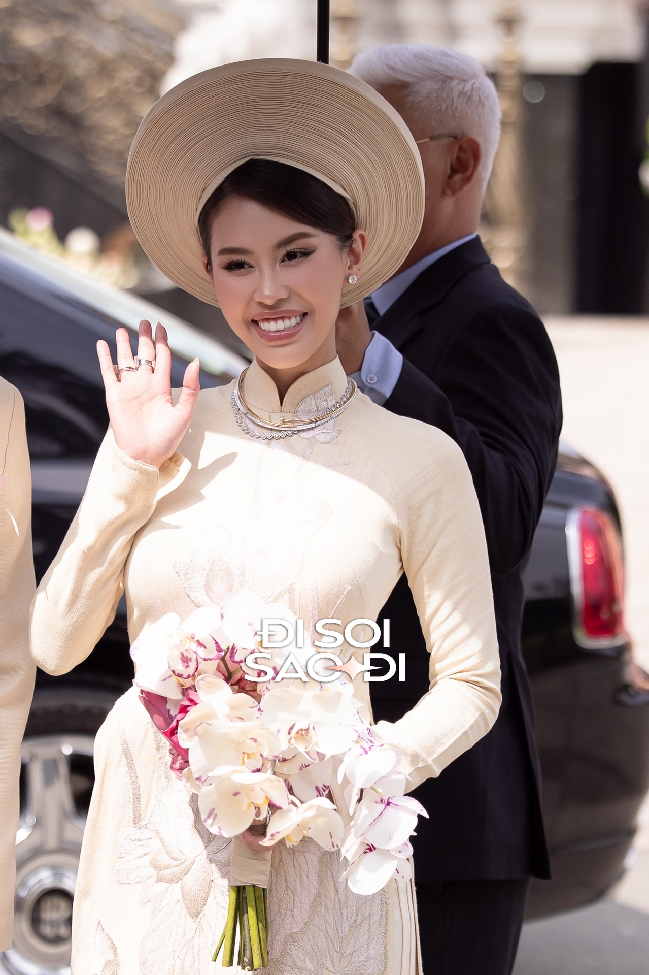 Điều Tiên Nguyễn cài cắm trong 2 bó hoa cưới đắt đỏ- Ảnh 3. Bó hoa cưới phối hợp tinh tế cùng trang phục truyền thống