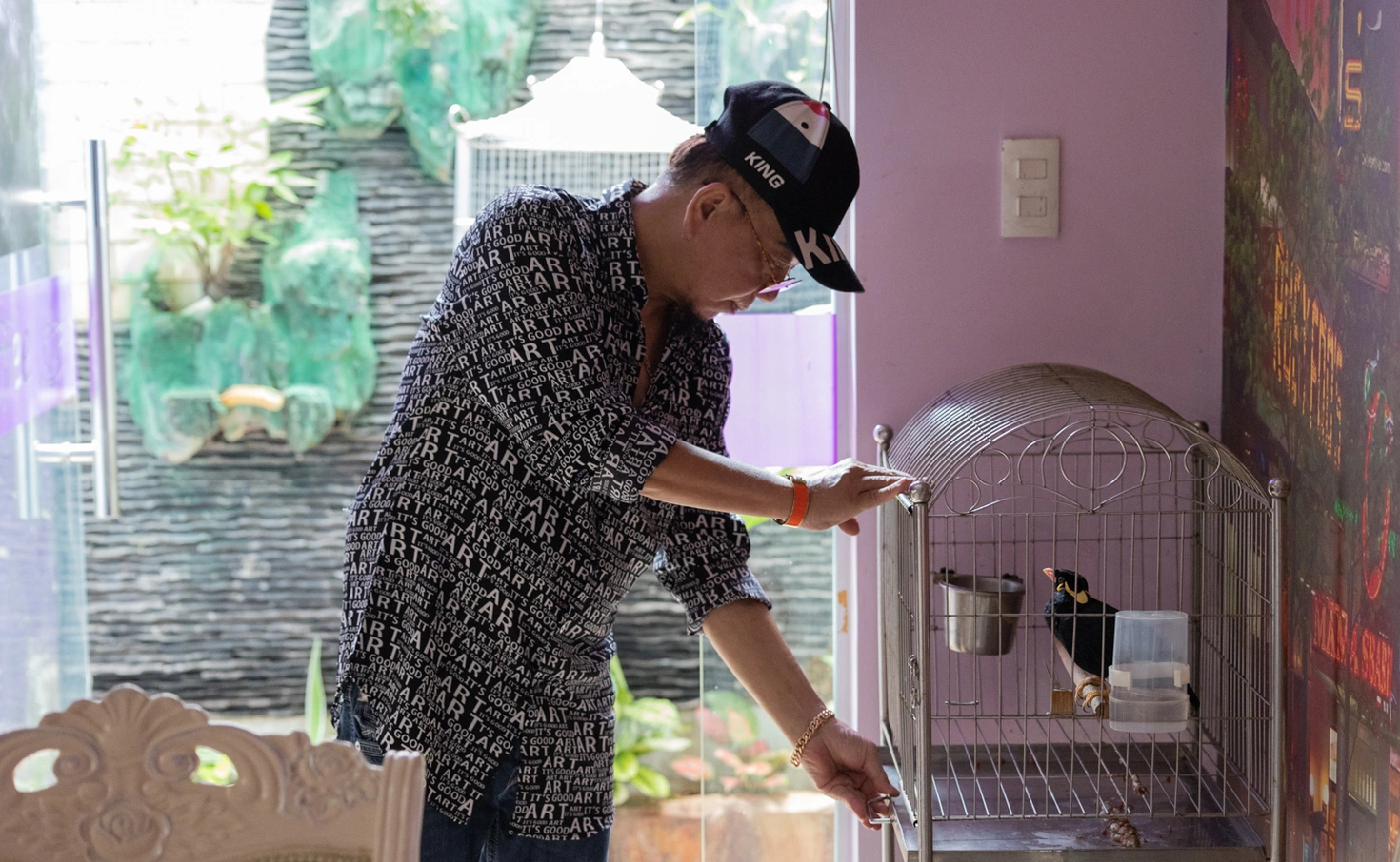 Nam nghệ sĩ từng giàu nứt đố đổ vách nhưng vì cờ bạc mà tán gia bại sản. Hồng Tơ từng giàu có nhưng chịu cảnh tán gia bại sản