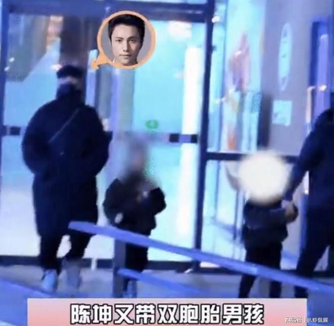 2 bé song sinh rất ngoan ngoãn, không quấy khóc khi ra ngoài cùng tài tử họ Trần Trần Khôn cùng hai con song sinh ngoan ngoãn