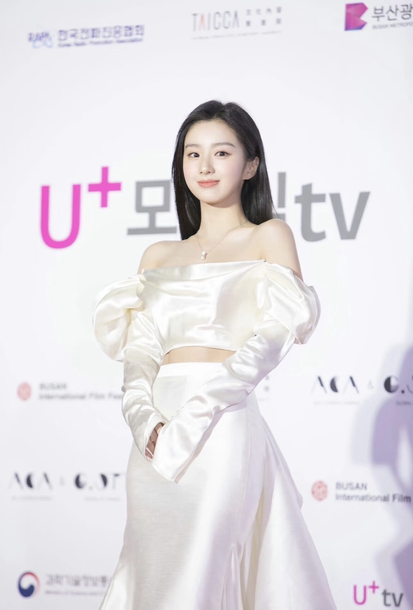 Thần thái quyến rũ của mỹ nhân trẻ tuổi Hình ảnh thời trang nổi bật ngoài đời thường