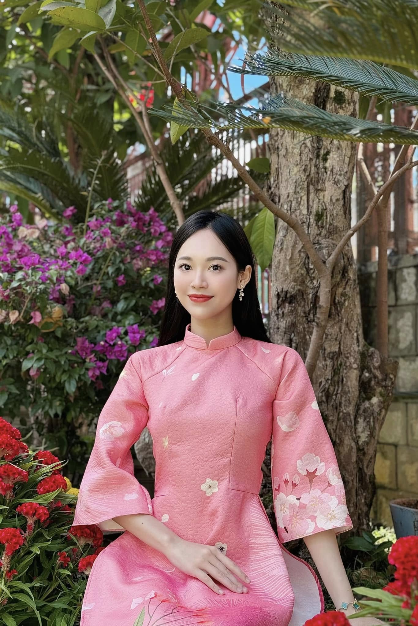 Người hâm mộ chờ đợi ngày Á hậu kết hôn