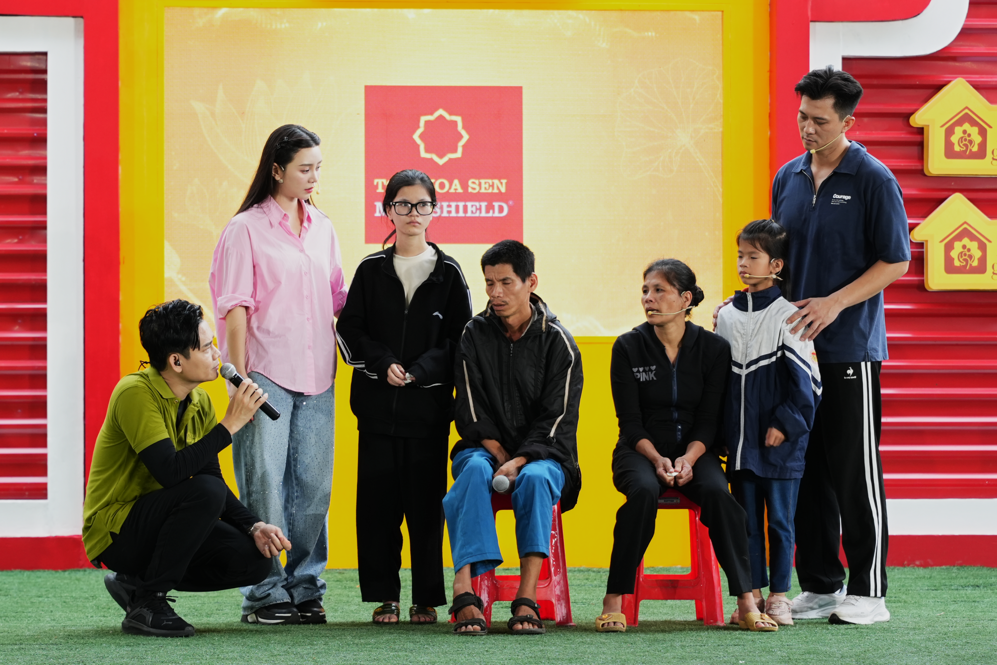 Quỳnh Anh cùng gia đình