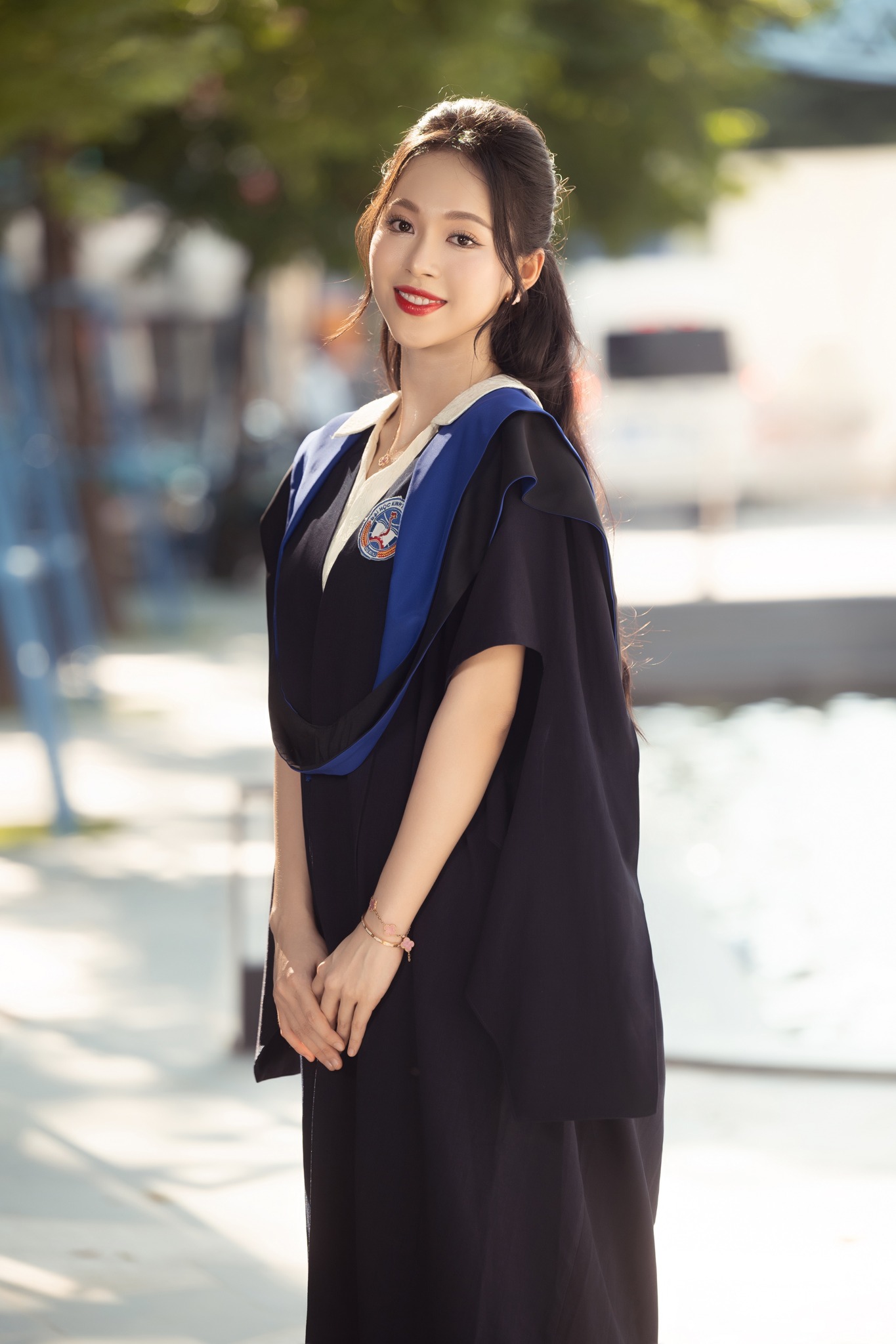 Á hậu Trịnh Thuỳ Linh tốt nghiệp thủ khoa