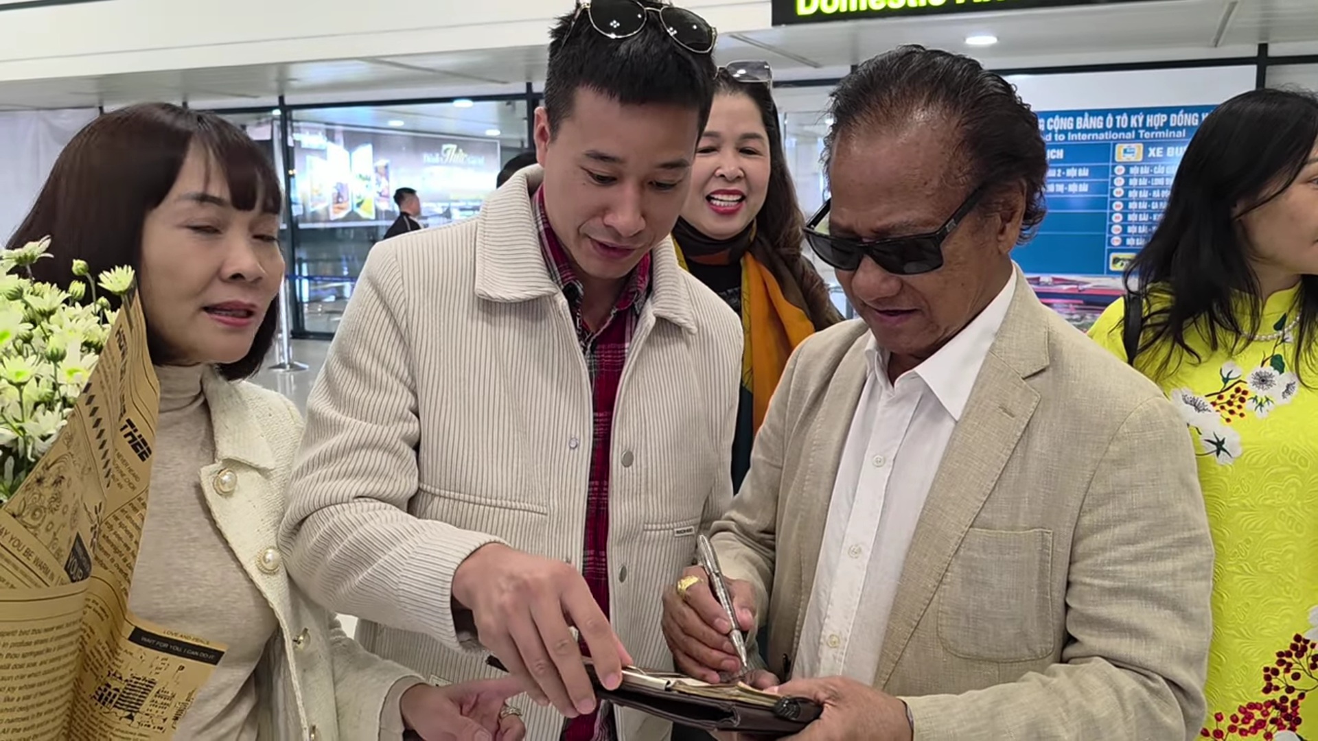 Danh ca Chế Linh ra Hà Nội, khán giả ùa tới sân bay đón- Ảnh 2. Danh ca Chế Linh vui vẻ trong chuyến đi