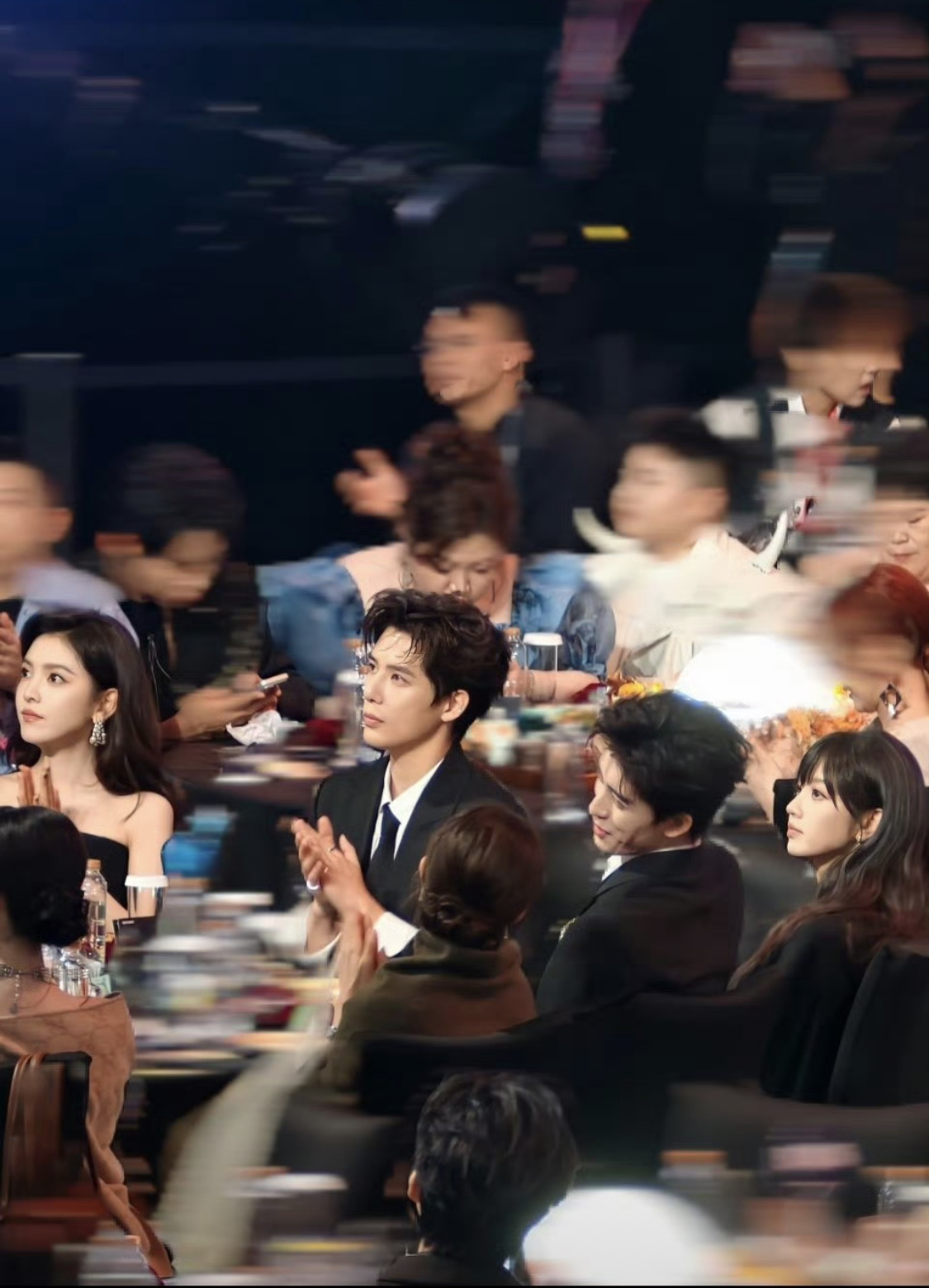 Khoảnh khắc thân mật của cặp đôi Ánh mắt trao nhau đầy ngọt ngào