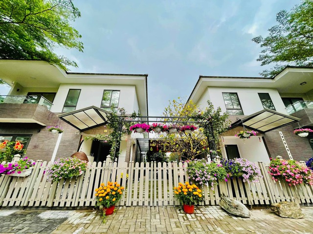 Cổng biệt thự trang trí hoa