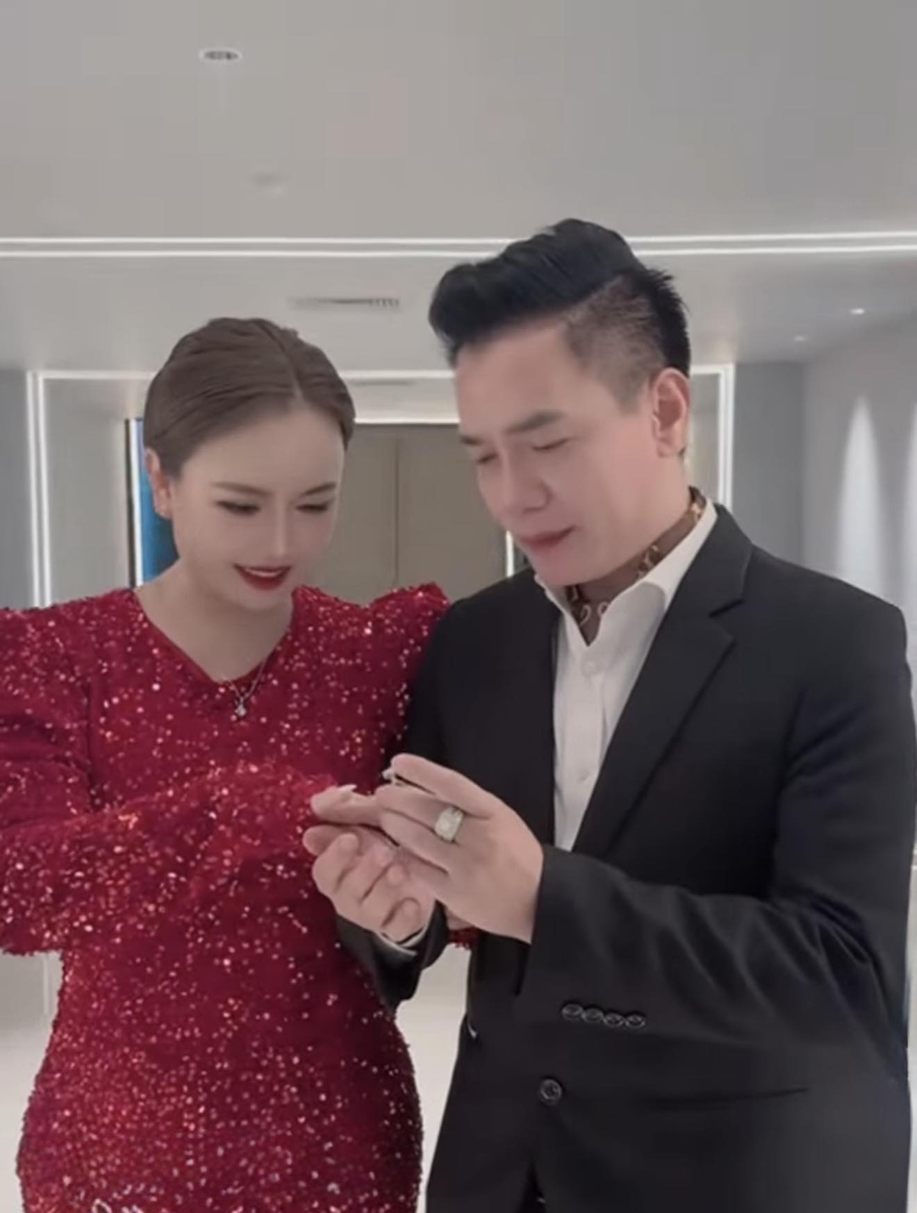 Diễn viên Hoàng Yến rục rịch kết hôn lần thứ 5?- Ảnh 1. Diễn viên Hoàng Yến chia sẻ khoảnh khắc được bạn trai đeo nhẫn trên mạng xã hội