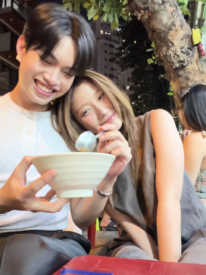 Pháp Kiều và Uyển Ân chơi chung một hội bạn, mối quan hệ giữa cả hai vô cùng thân thiết