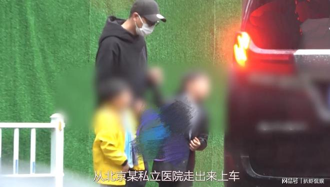 Trần Khôn đưa 2 bé song sinh tới 1 bệnh viện tư gần đây Trần Khôn chăm sóc các con tại bệnh viện tư