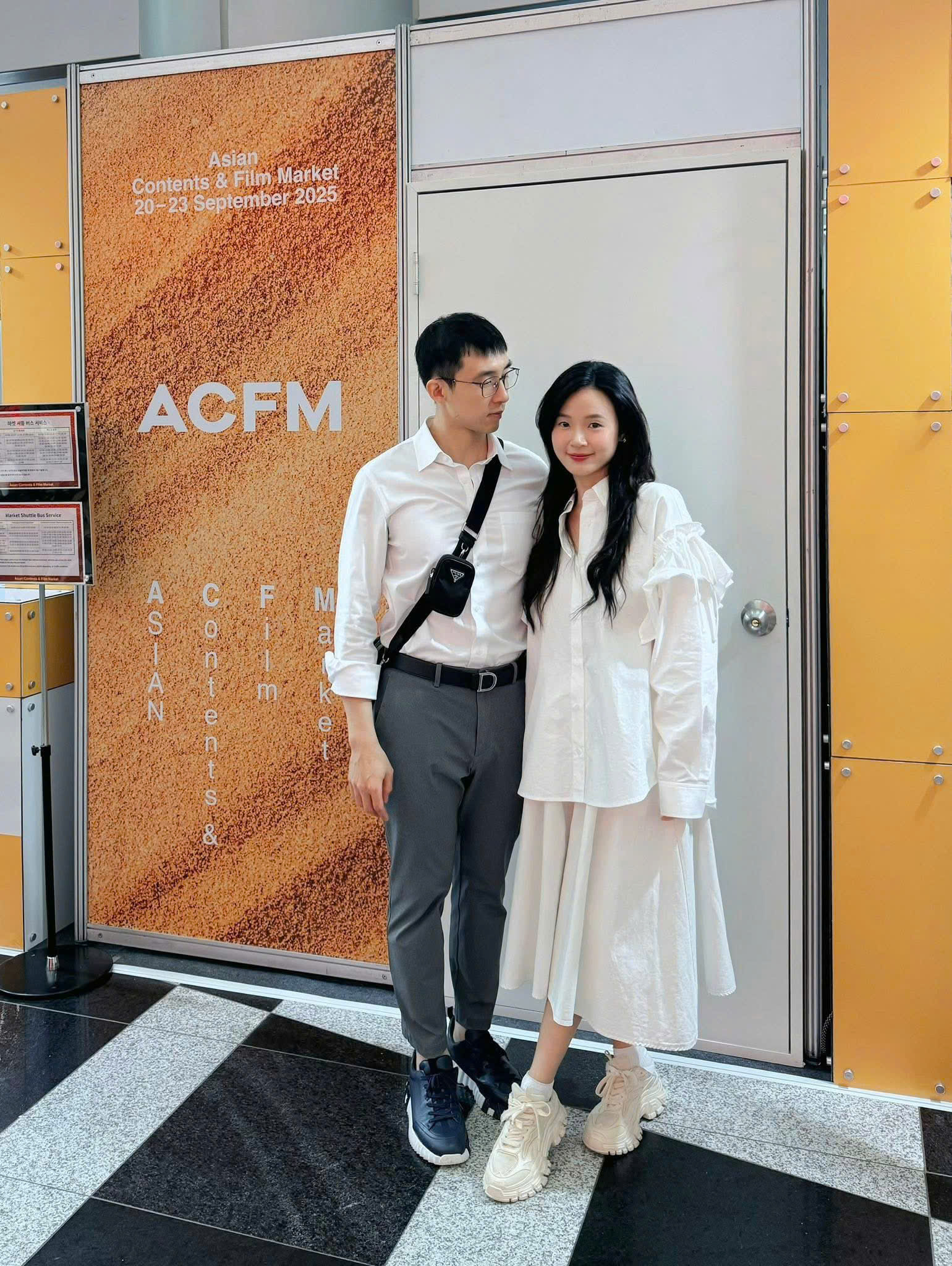 Midu có tin vui?- Ảnh 7. Midu trong trang phục rộng giấu dáng